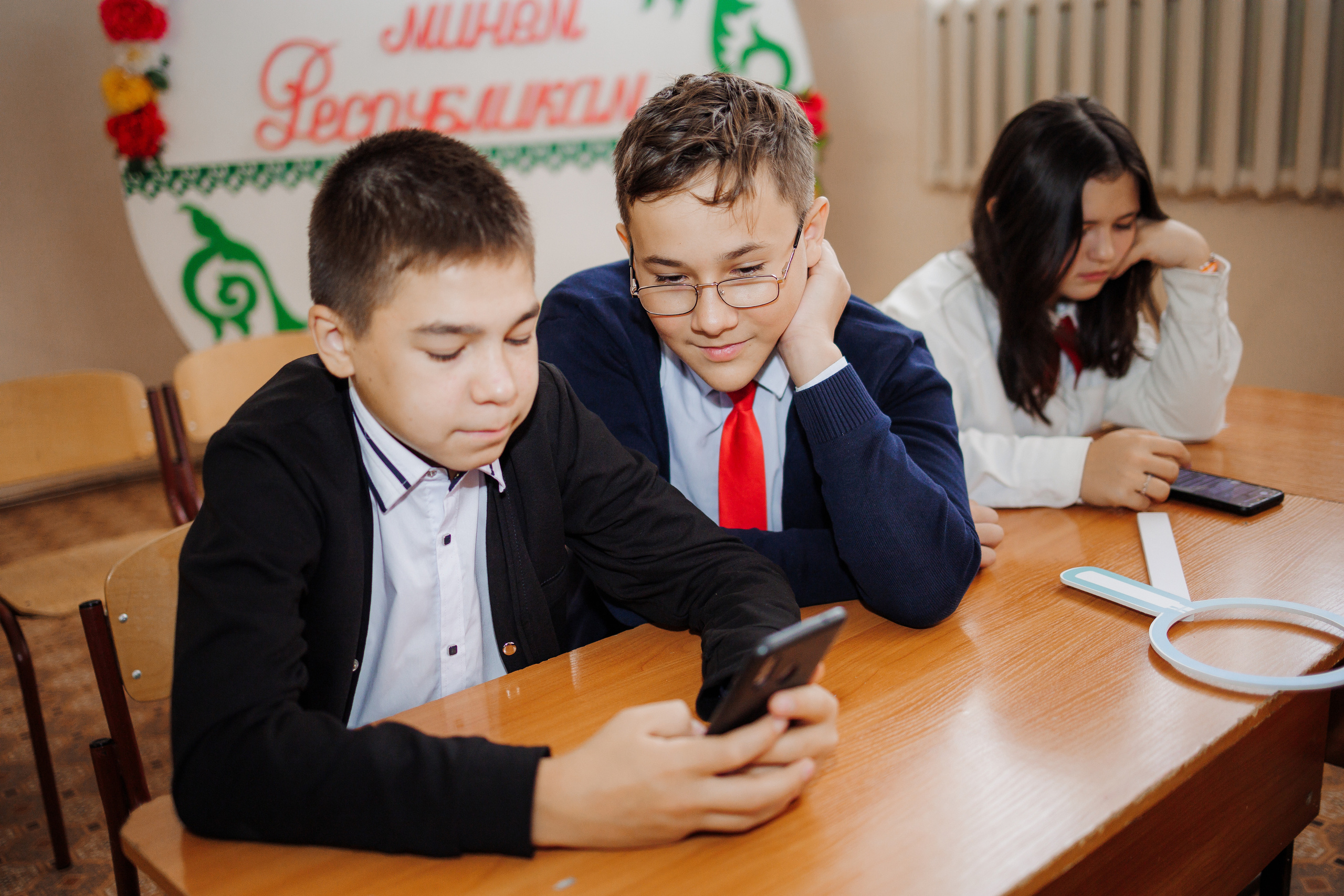 Школьники решают задание конкурса в смартфоне