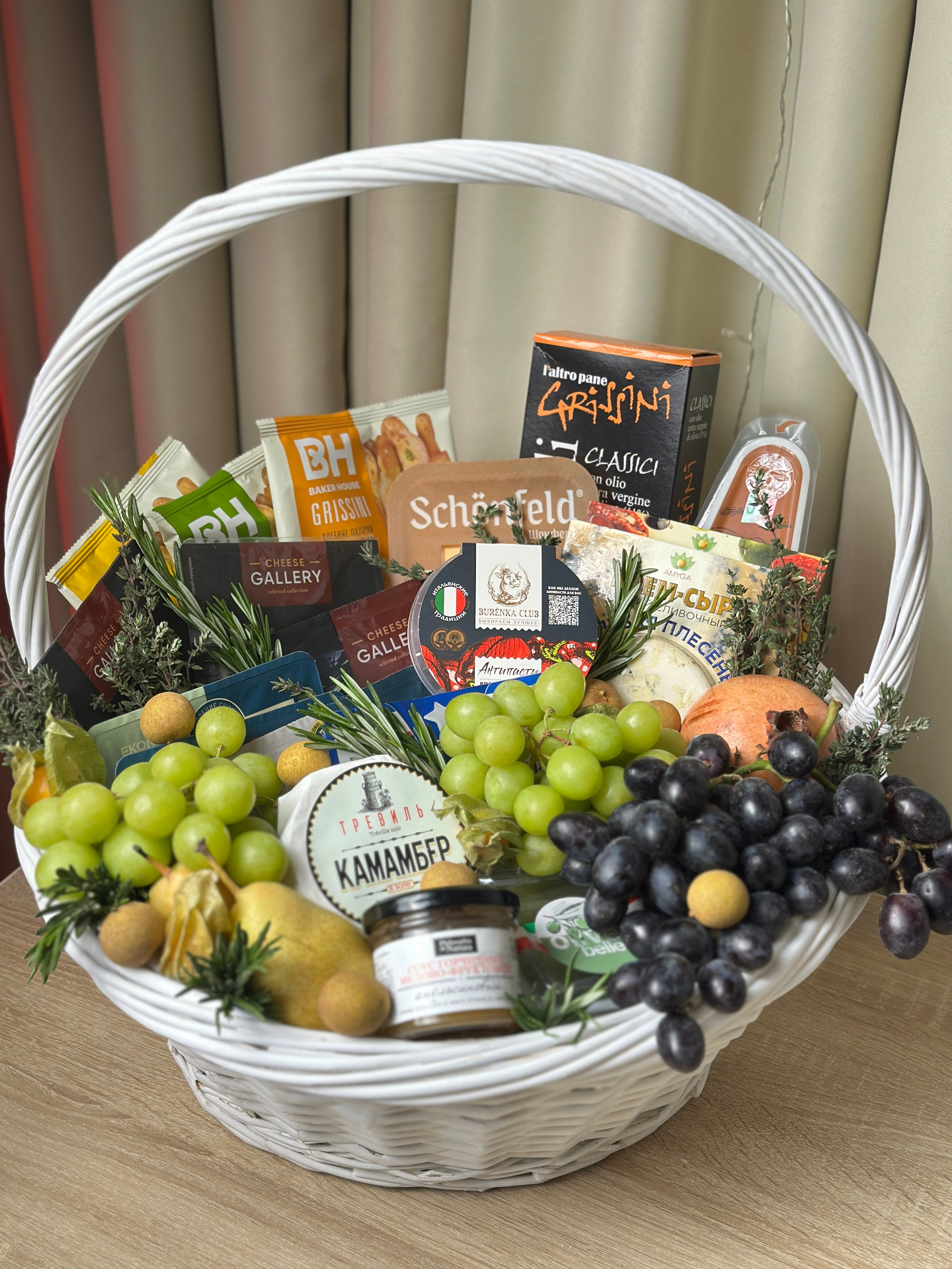 Корзины. Выездной кейтеринг, съедобные букеты, торты и сладости на заказ