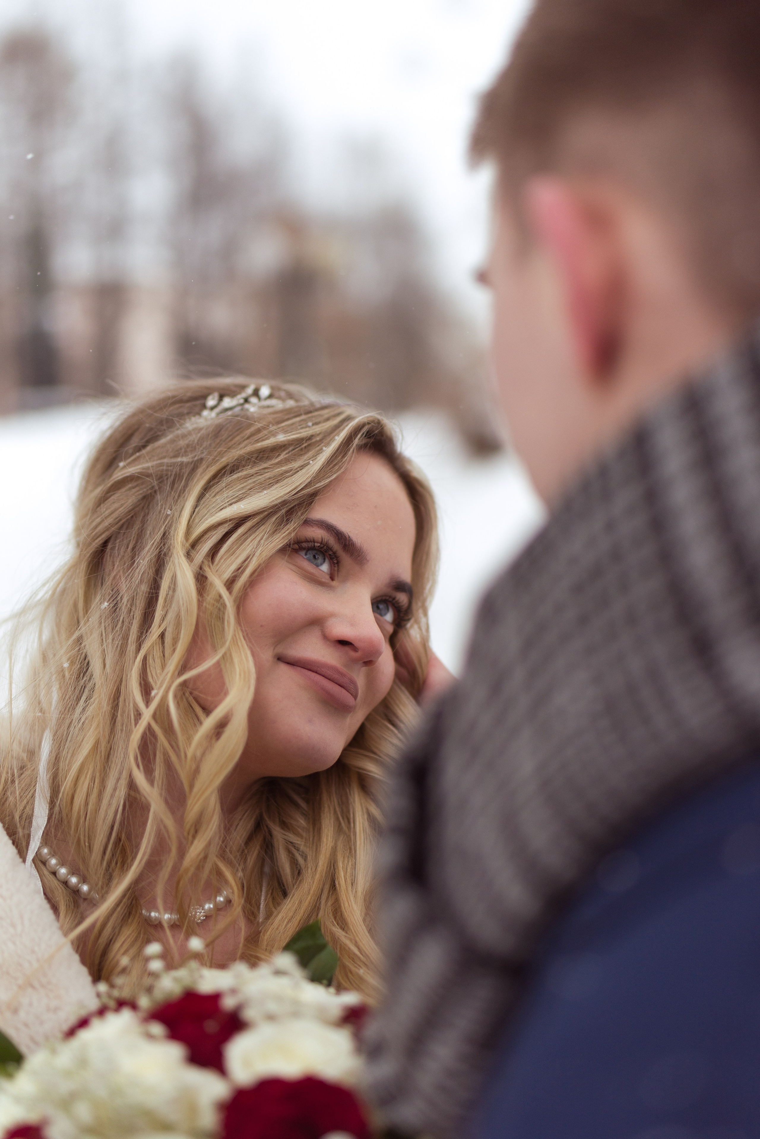 Свадебный фотограф Николай Коляганов провел свадебную фотосессию зимой на набережной р. Уводь г. Иваново