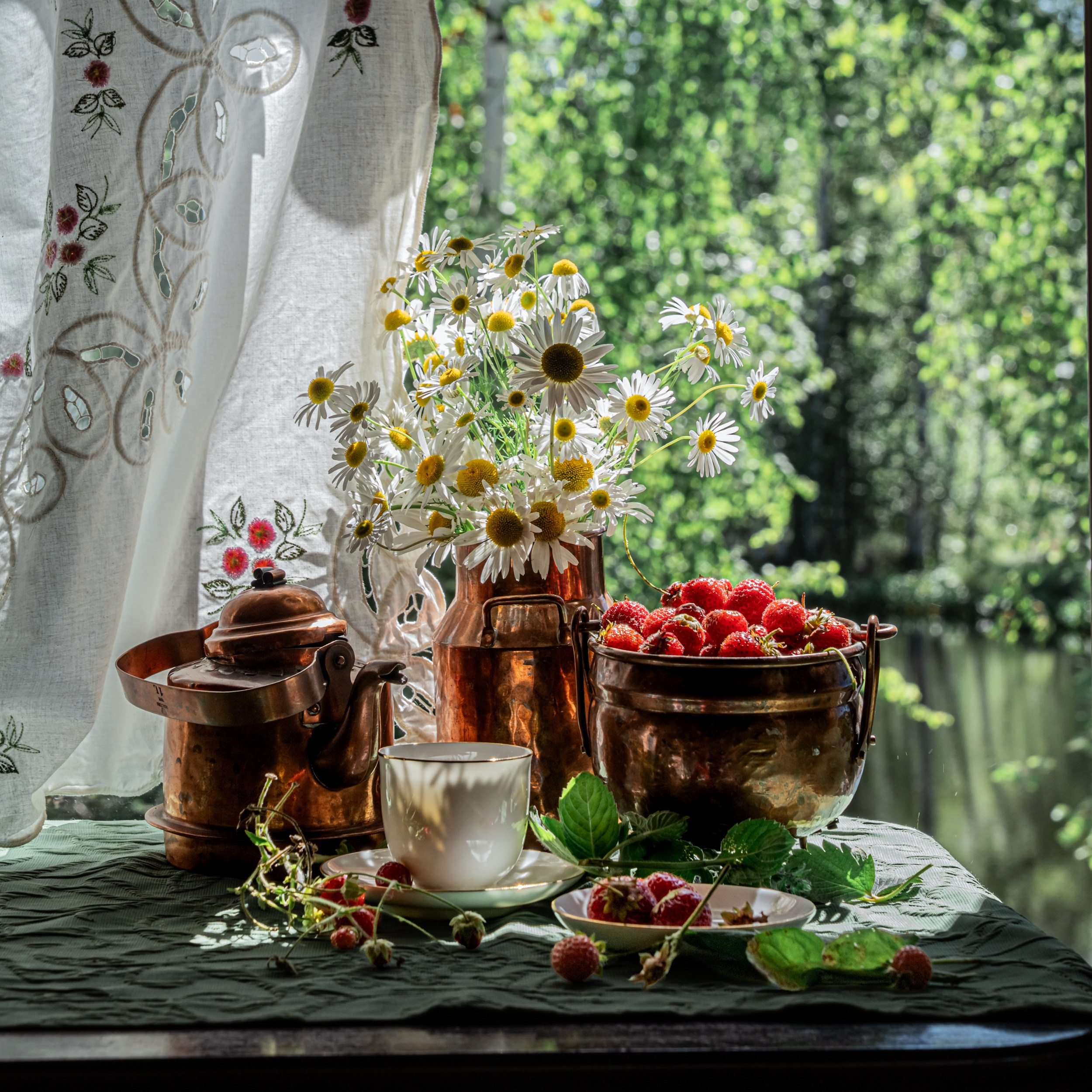 Уютный дачный стол со свежими ягодами и кухонными принадлежностями, символизирующий окончание летнего сезона.