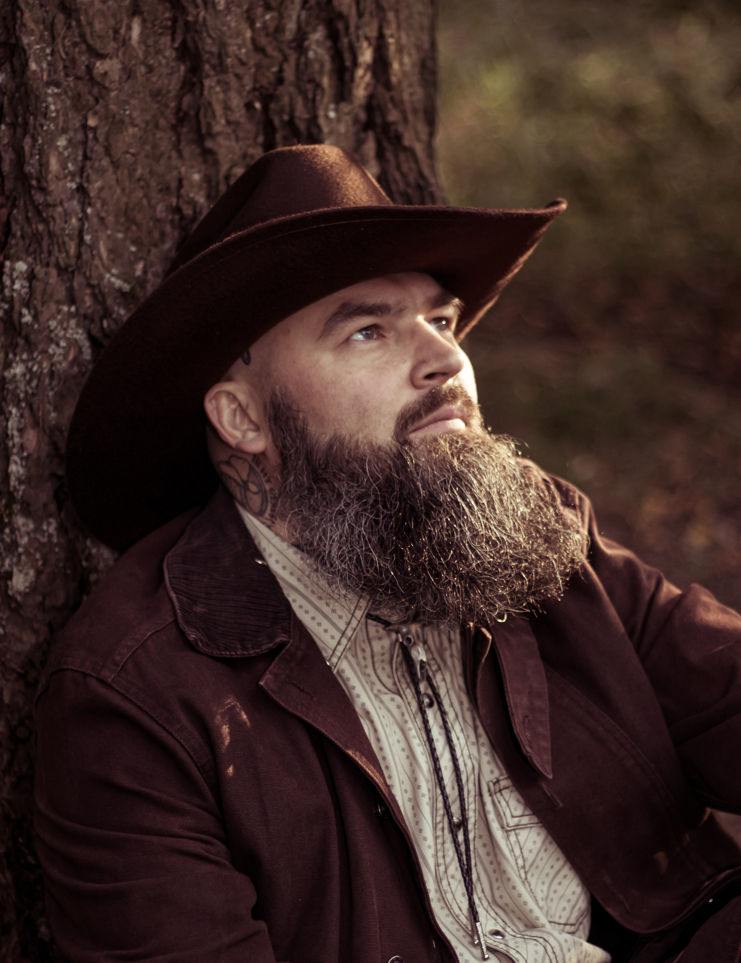 Мужской выразительный портрет в стиле бохо