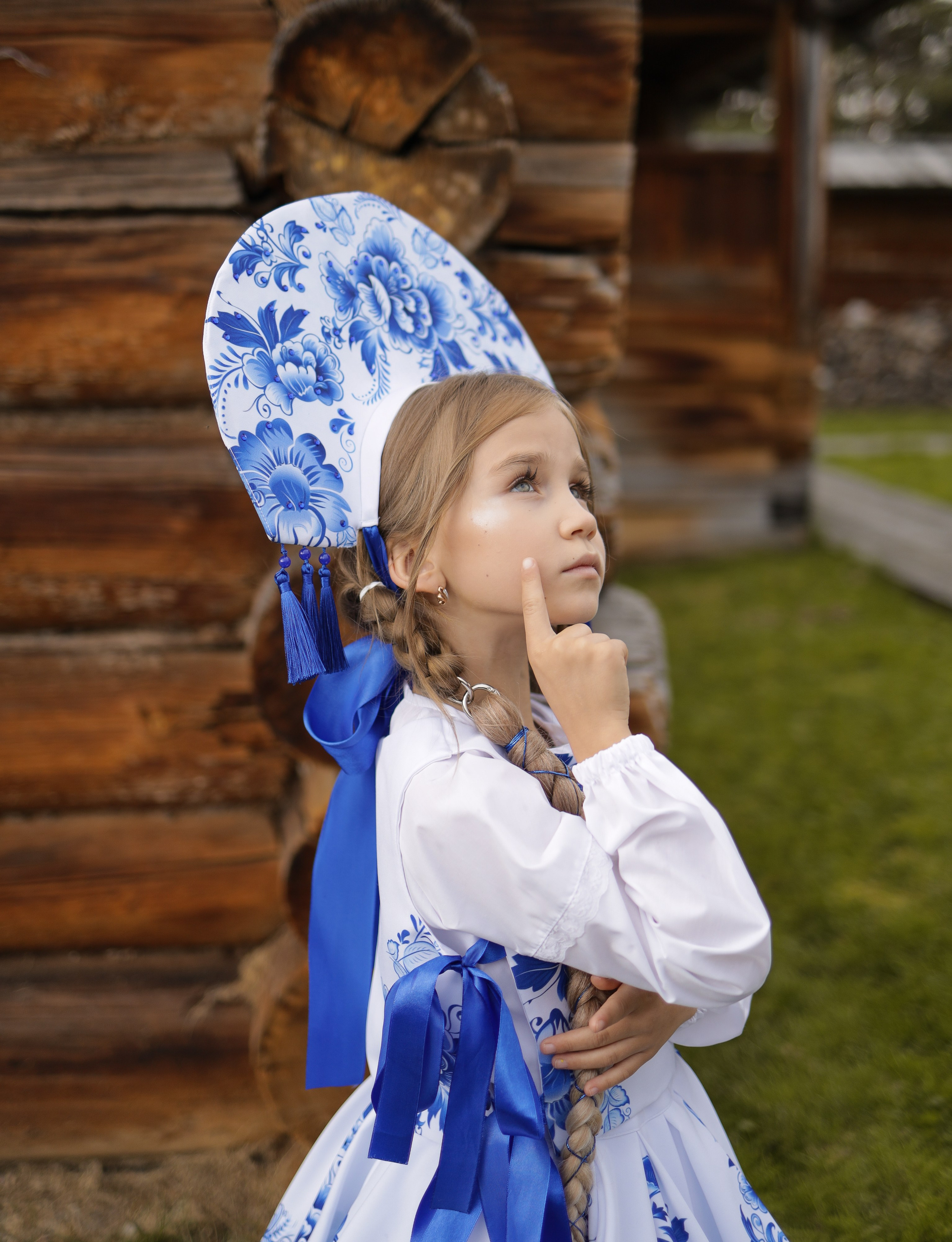 аренда наряда "гжель". В состав костюма входит юбка, жилет, рубашка. Кокошник оплачивается отдельно! Стоимость проката сутки 2000р. с кокошником 2500р. рост модели 128 см.