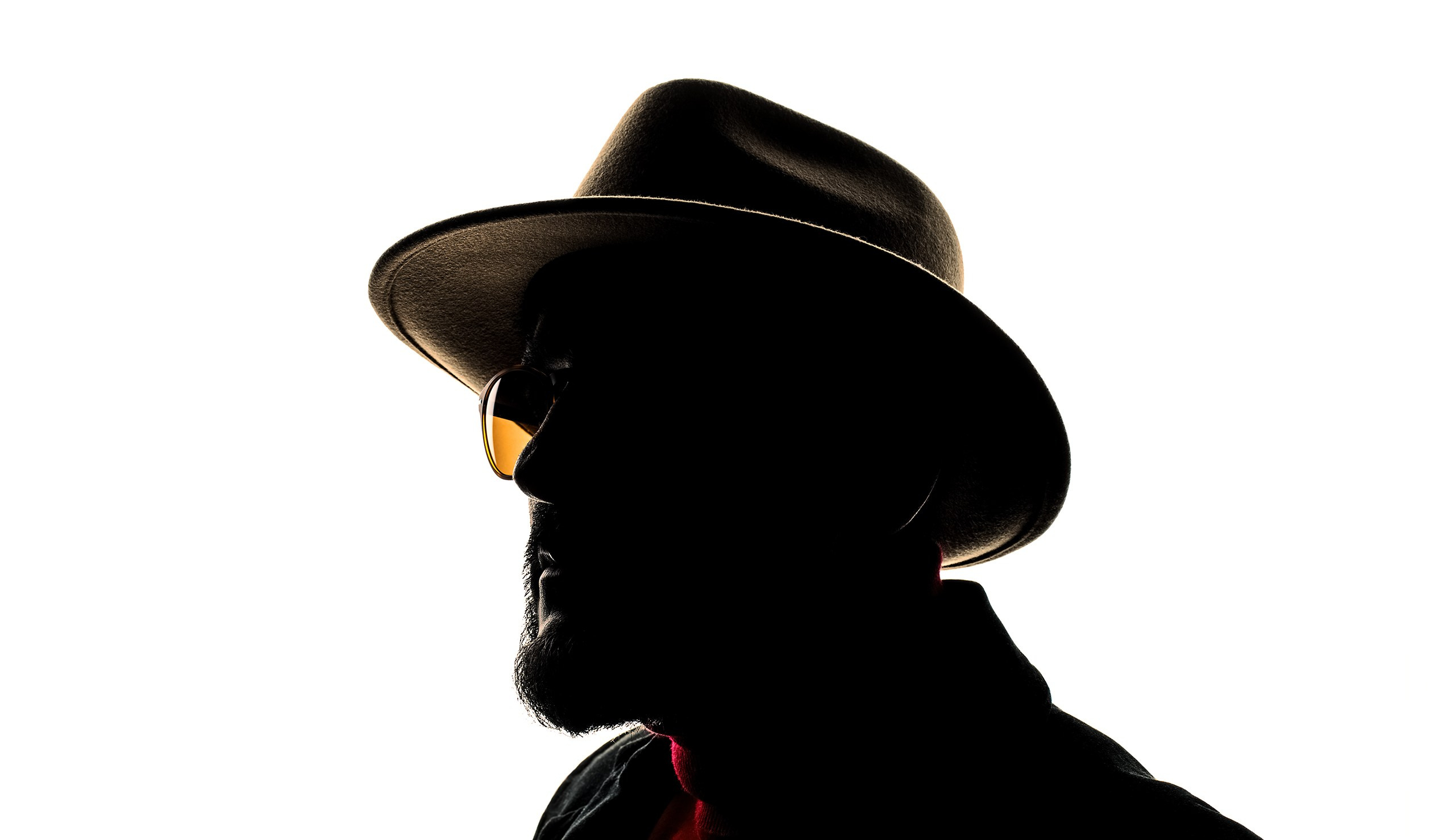 Силуэтный мужской портрет на белом фоне Казань