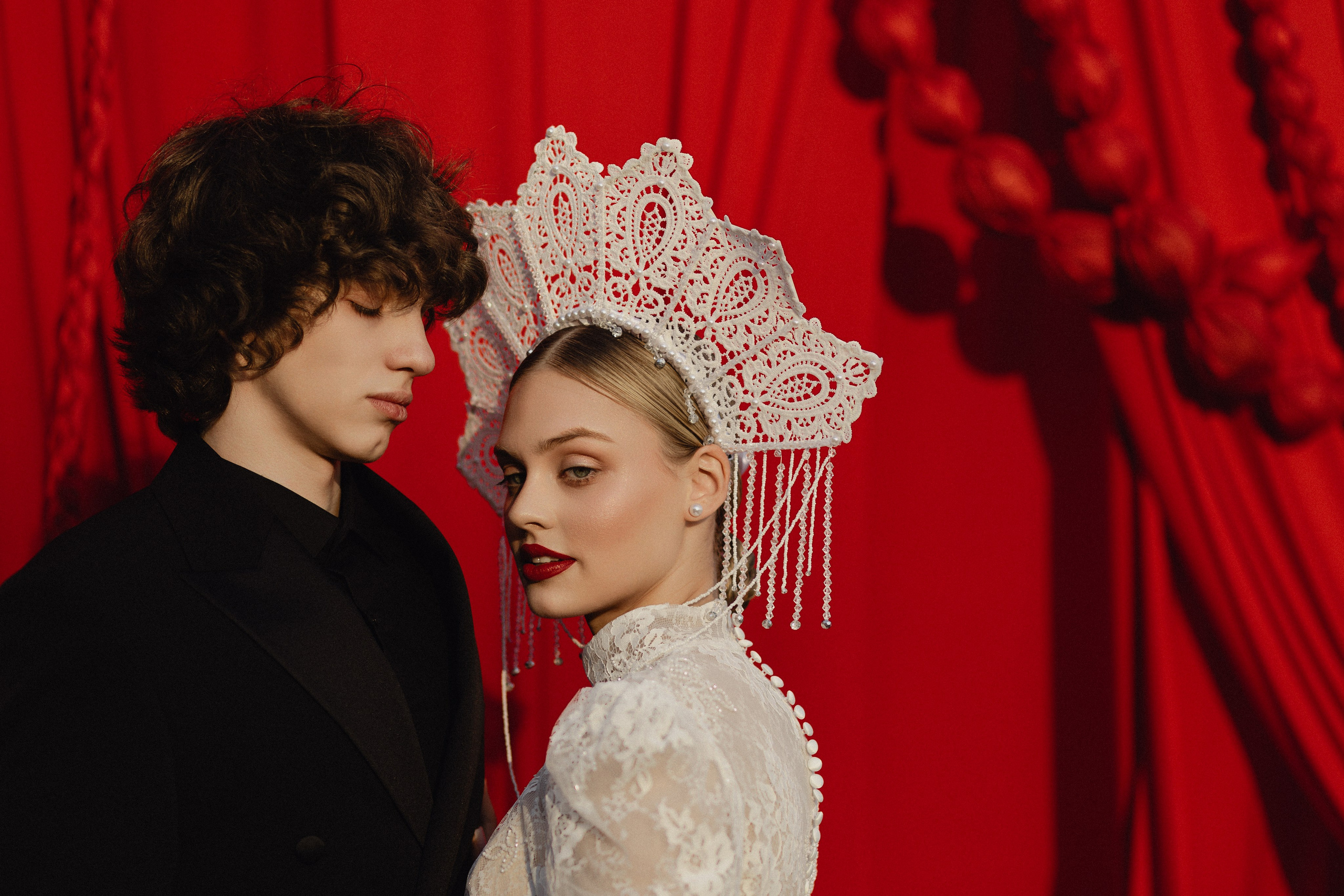 Парная фотосессия на берегу моря в Сочи, закат, естественный свет, романтическая атмосфера, фотограф ловит эмоции и делает стильные кадры для влюблённых.