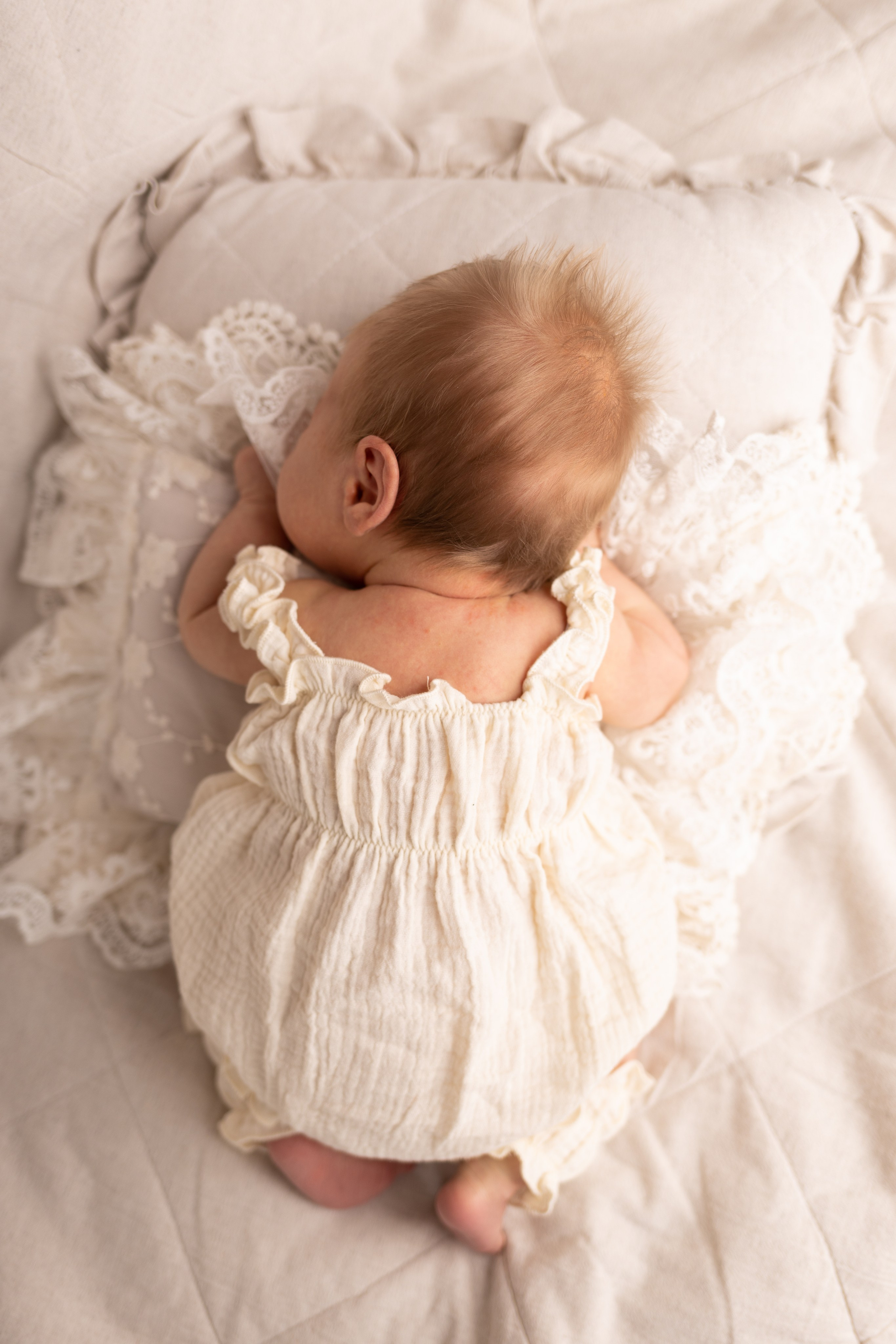 Newborn съемка в стиле Лайф. Фотограф новорожденных малышей в Омске и Омской области Эльвира Камаева