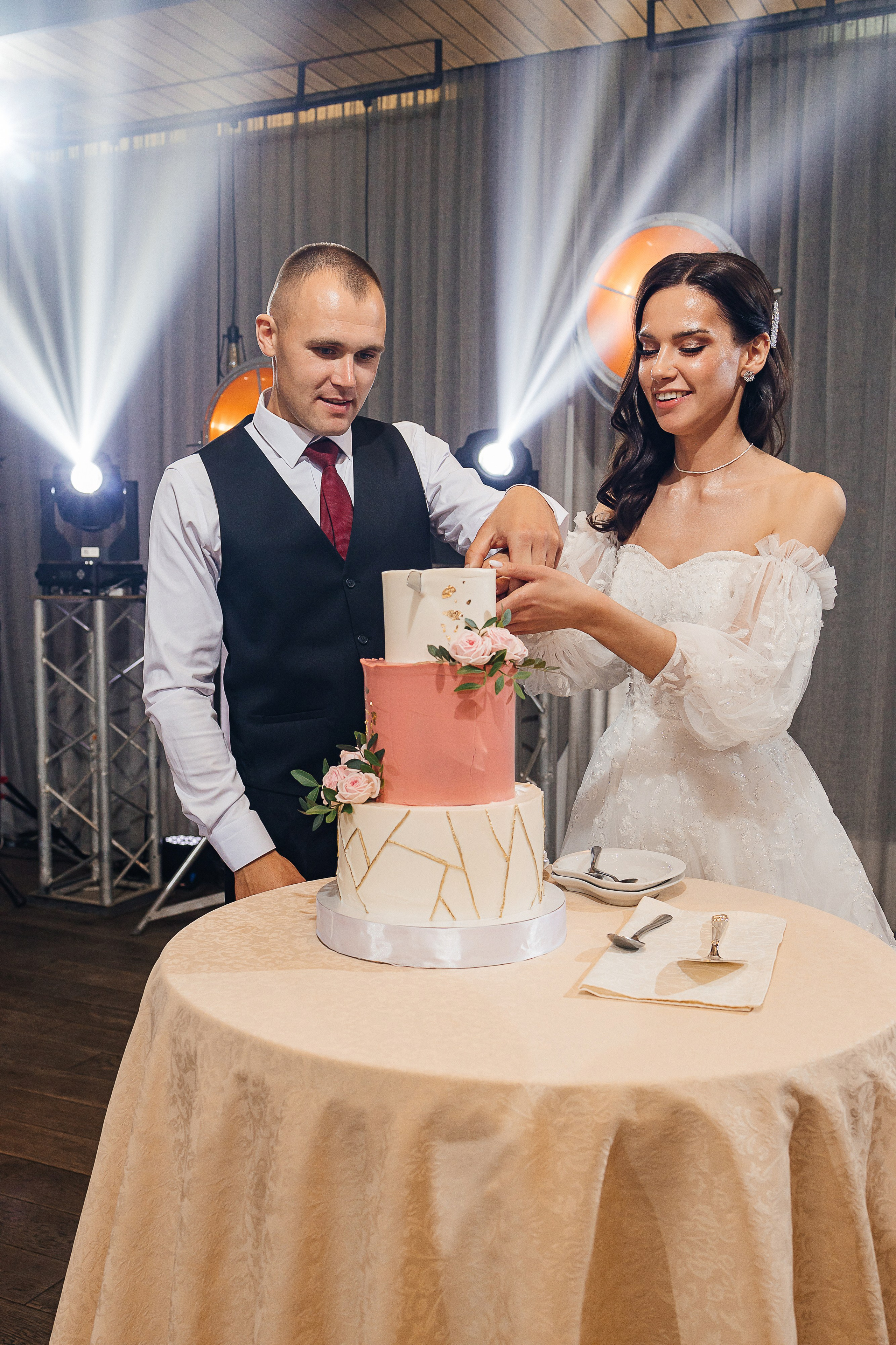 Волшебное утро невесты в номере отеля. Олег Сверчков | Свадебный фотограф Вологда