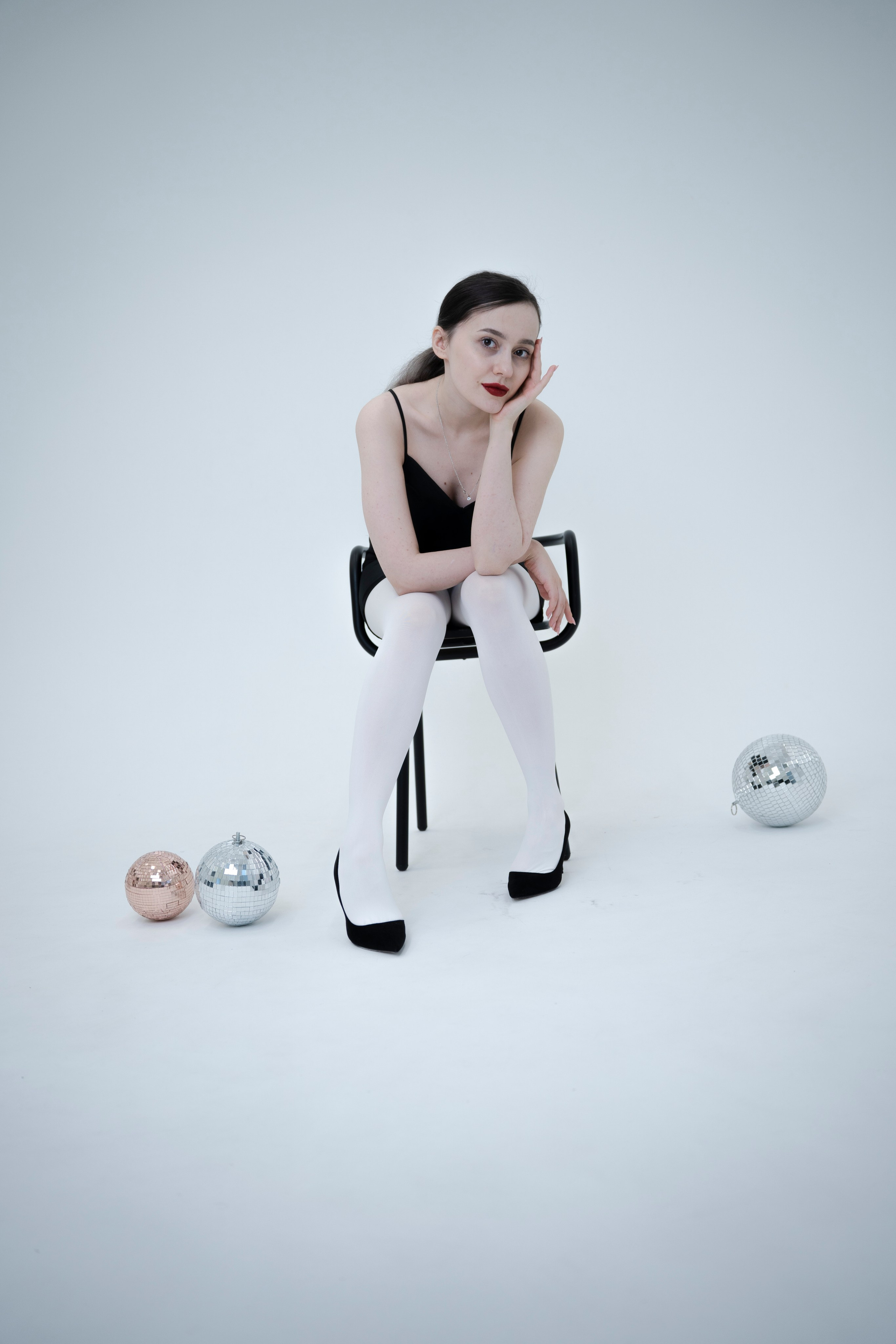 ДЕВОЧКА НА ШАРЕ. Главная