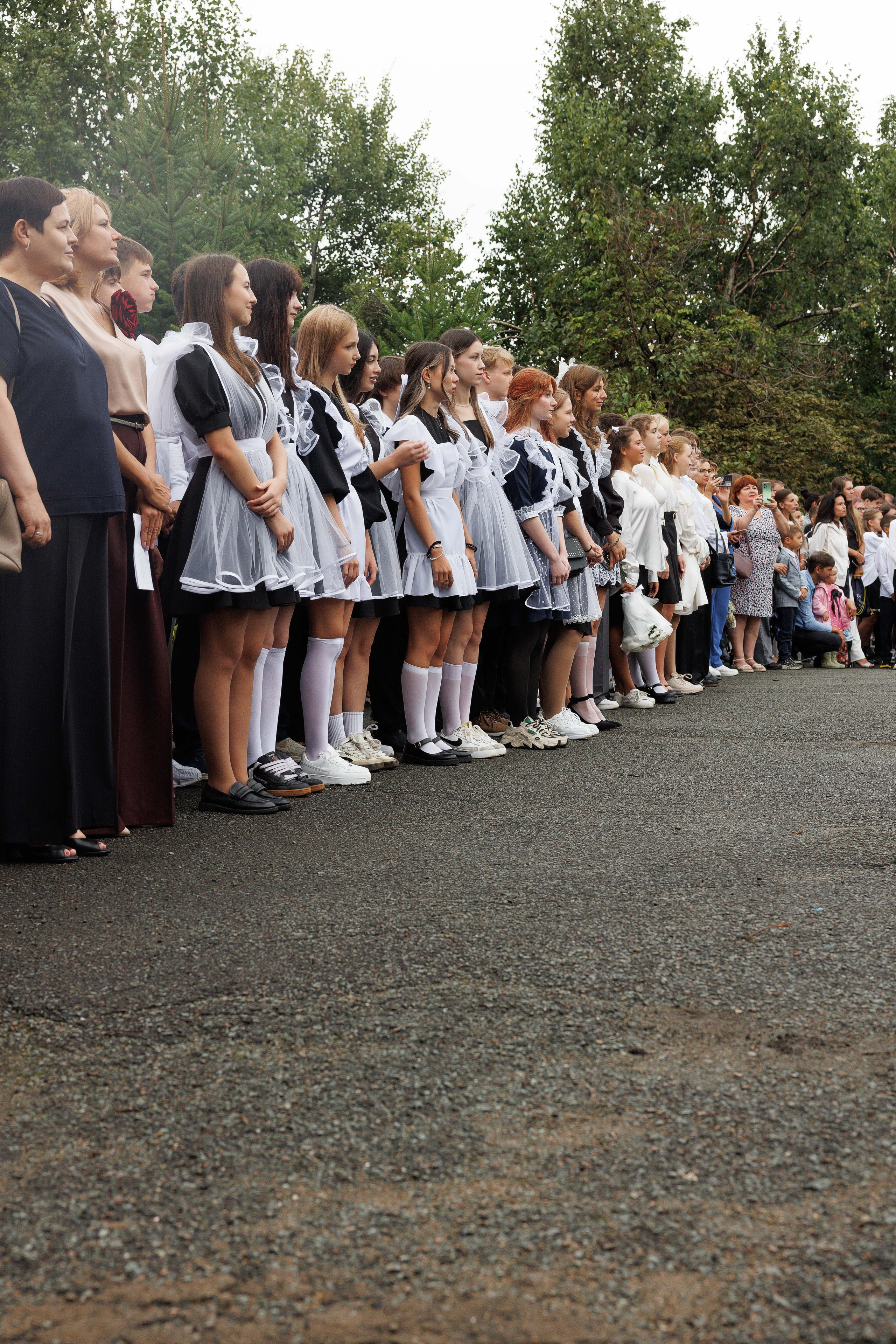 Линейка 11 клас Гимназия Артём. Photoalbum-vl.ru