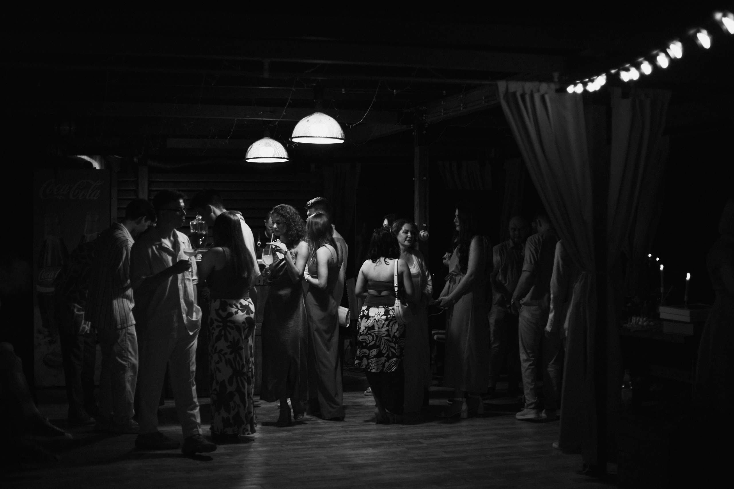 Фотосессия вечеринки у бассейна с видом на горы. Свадебный, репортажный и портретный фотограф Сочи, Краснодар. Александра Зайцева