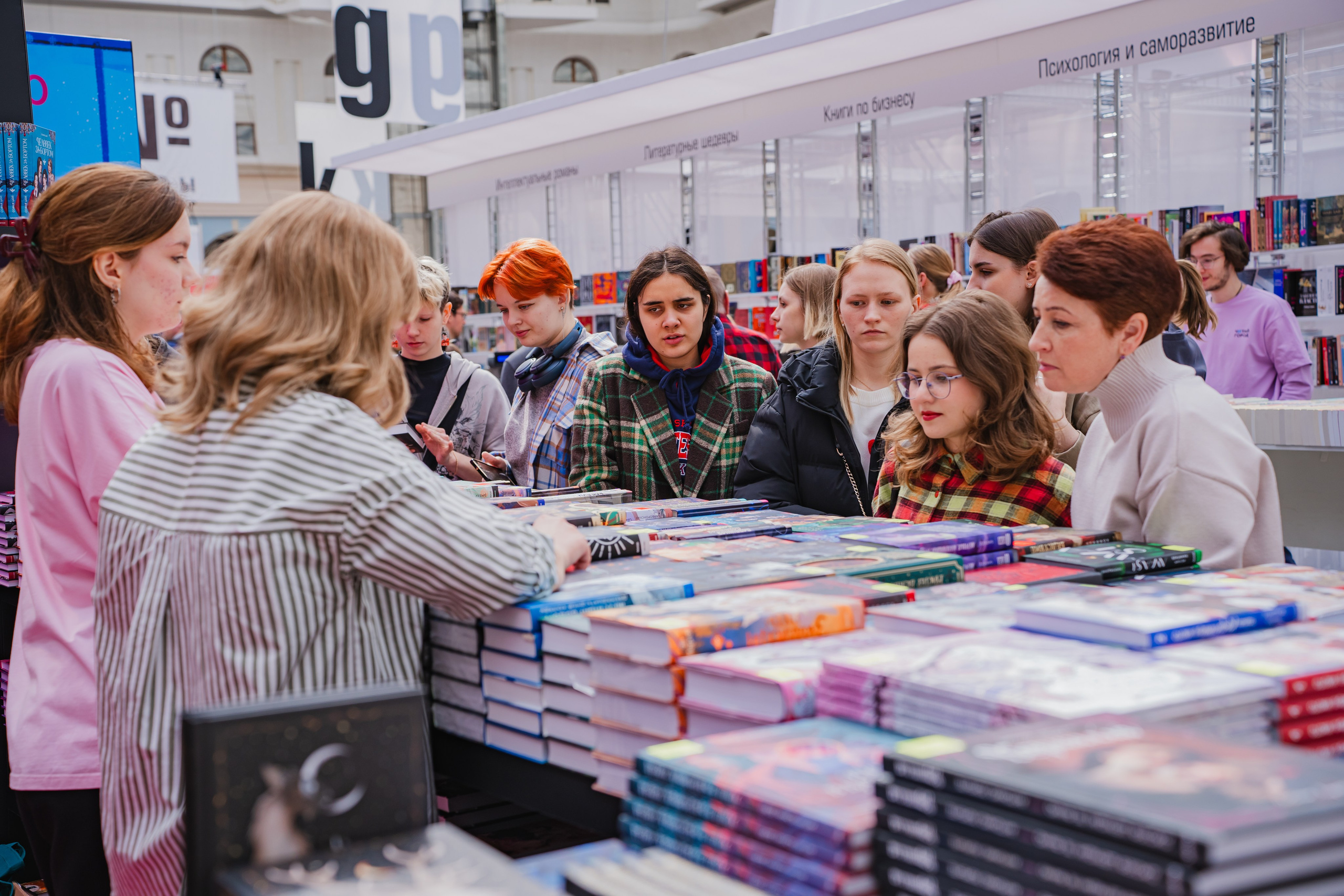 МИФ Non/fictio№ 2025 стенды. Репортажный фотограф Анастасия Рубцова