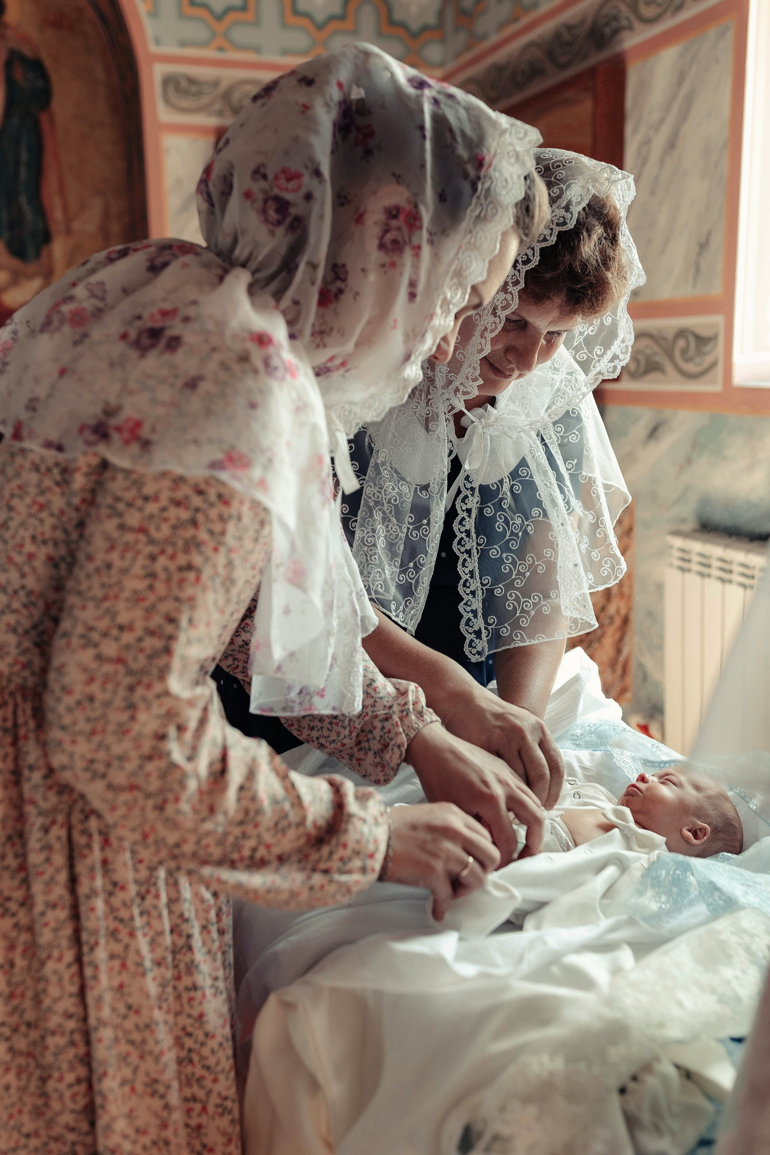 Фото съемка таинства крещения в храме Нижнего Новгорода. Алексей Шаров — свадебный и репортажный фотограф в Нижнем Новгороде