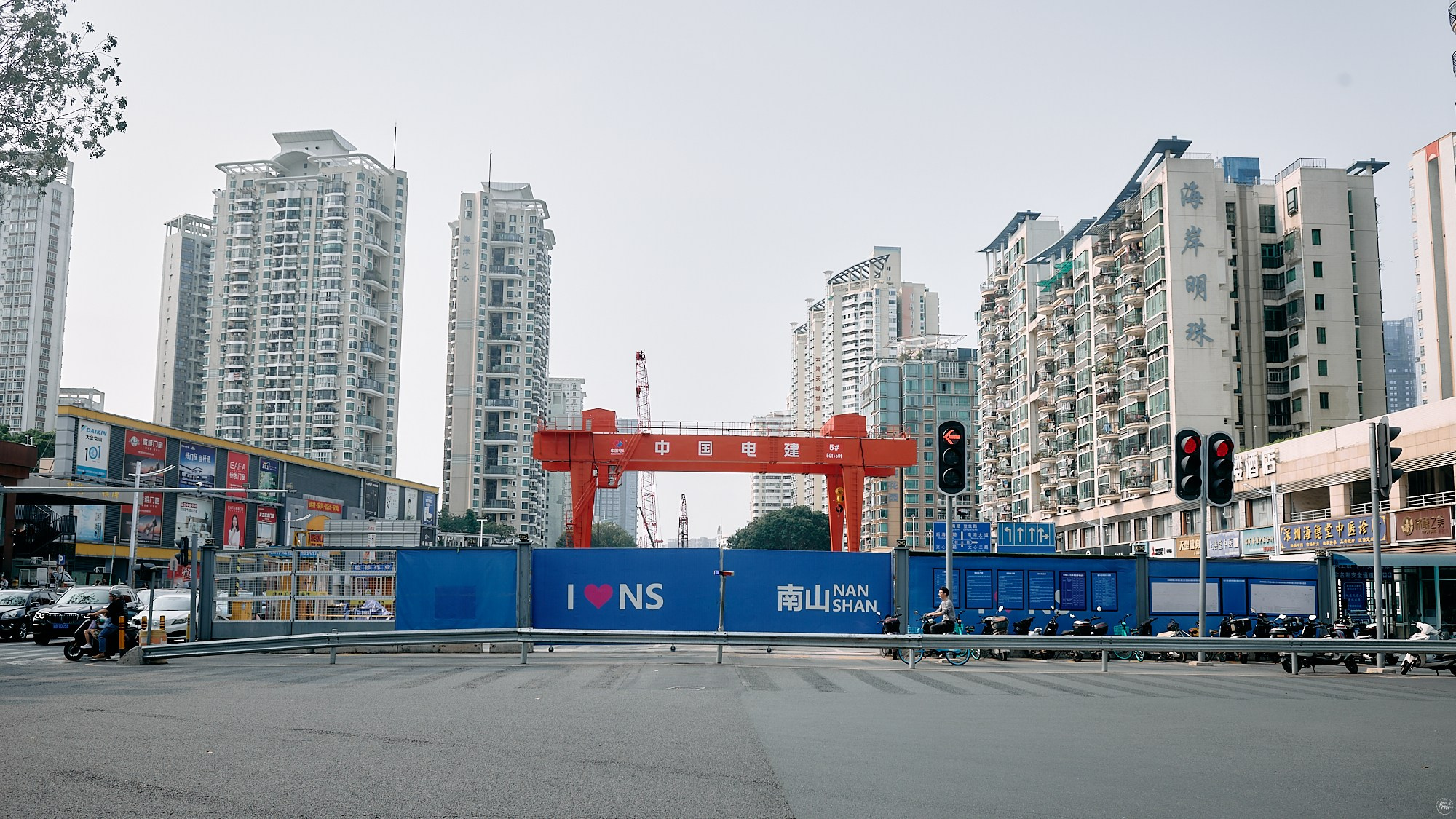 Шэньчжэнь, Китай. Март 2026. Фотографии отовсюду и обо всем