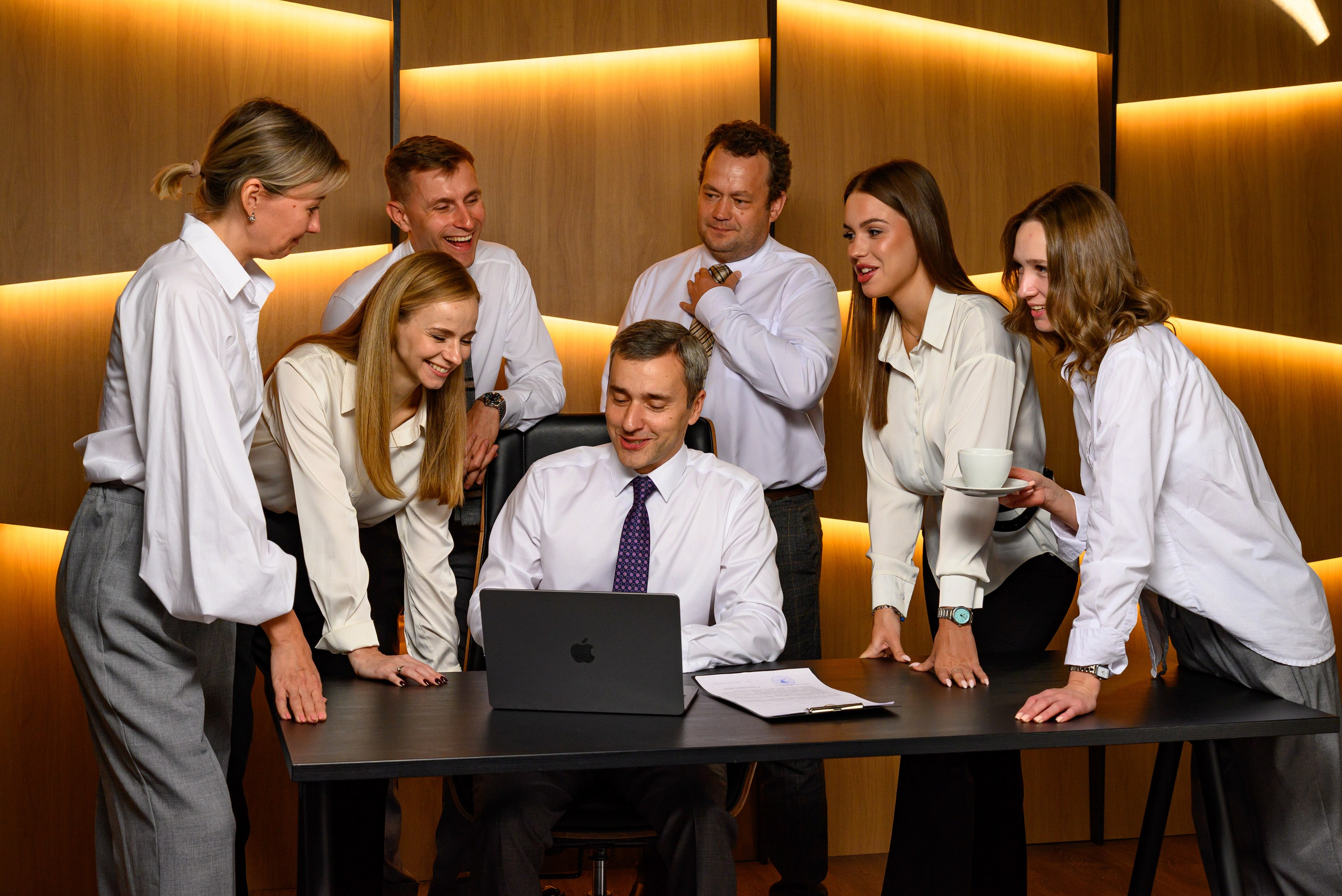 Деловая групповая фотосессия. Компания и фотошкола по созданию контента в Москве