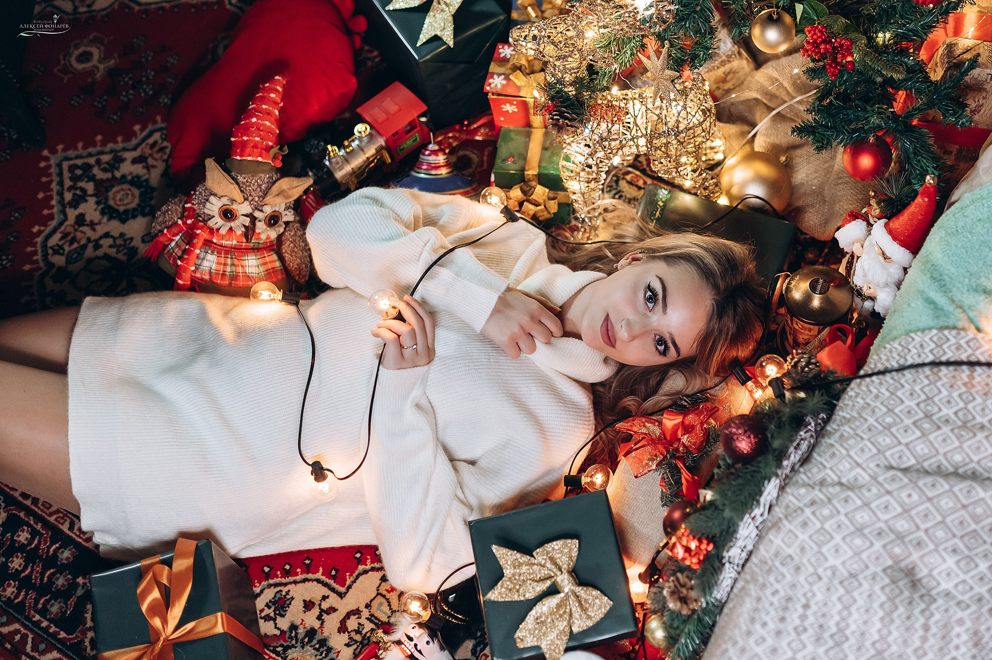 модель лежит у елки 