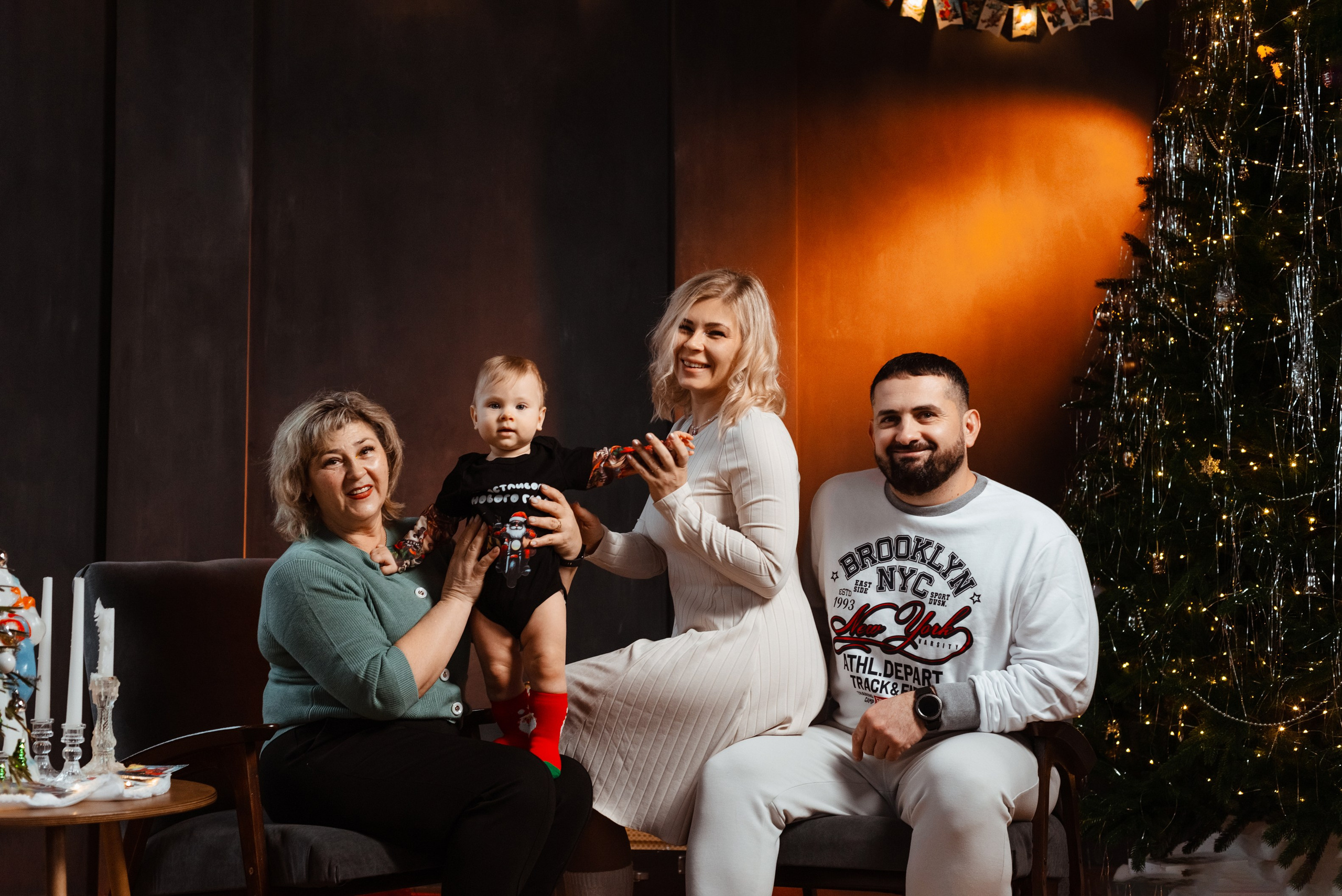 Фотосессия в студии  с новогодней елкой