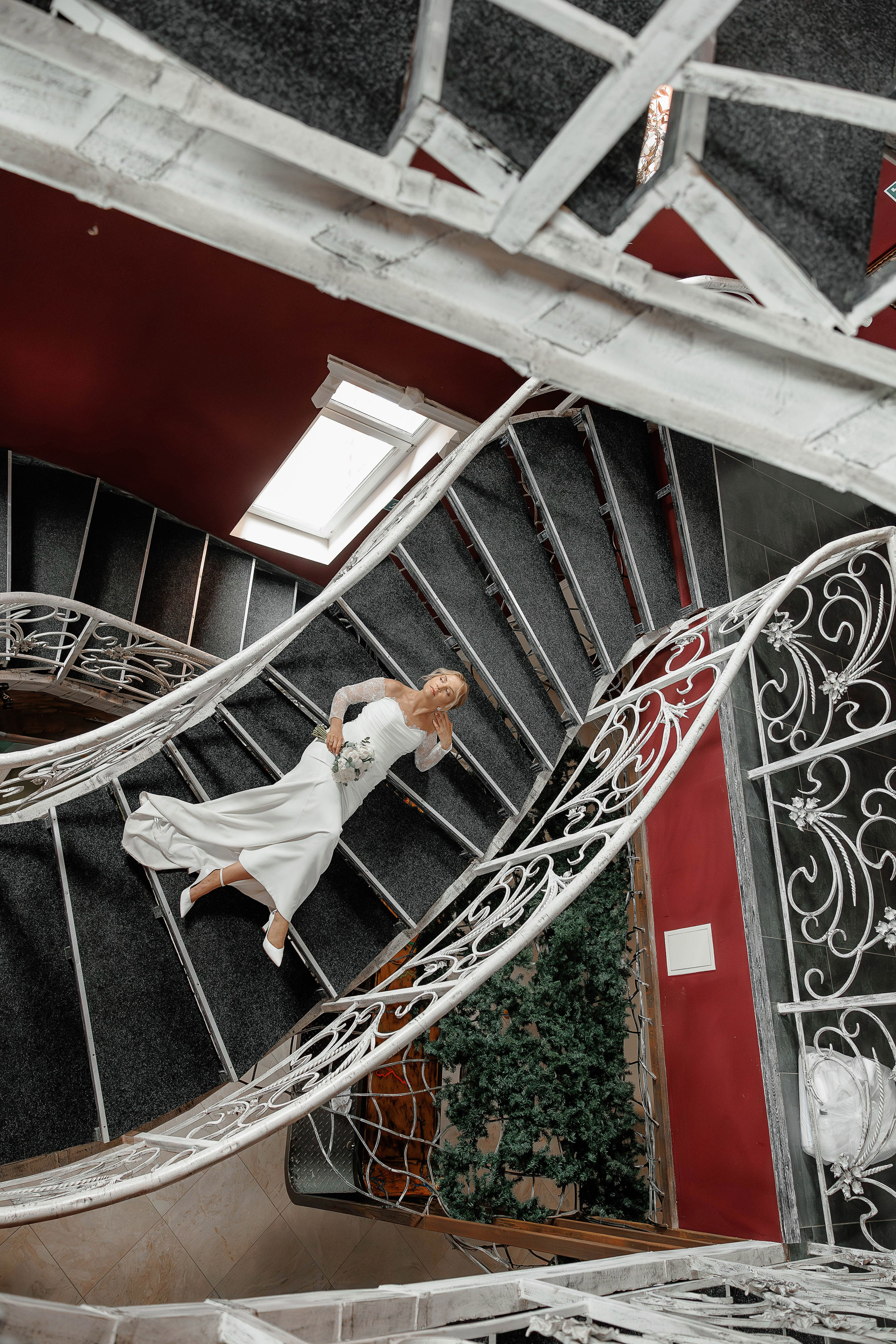 Невеста лежит на лестнице в Villa Da Vinci. Фотограф Денис Перминов