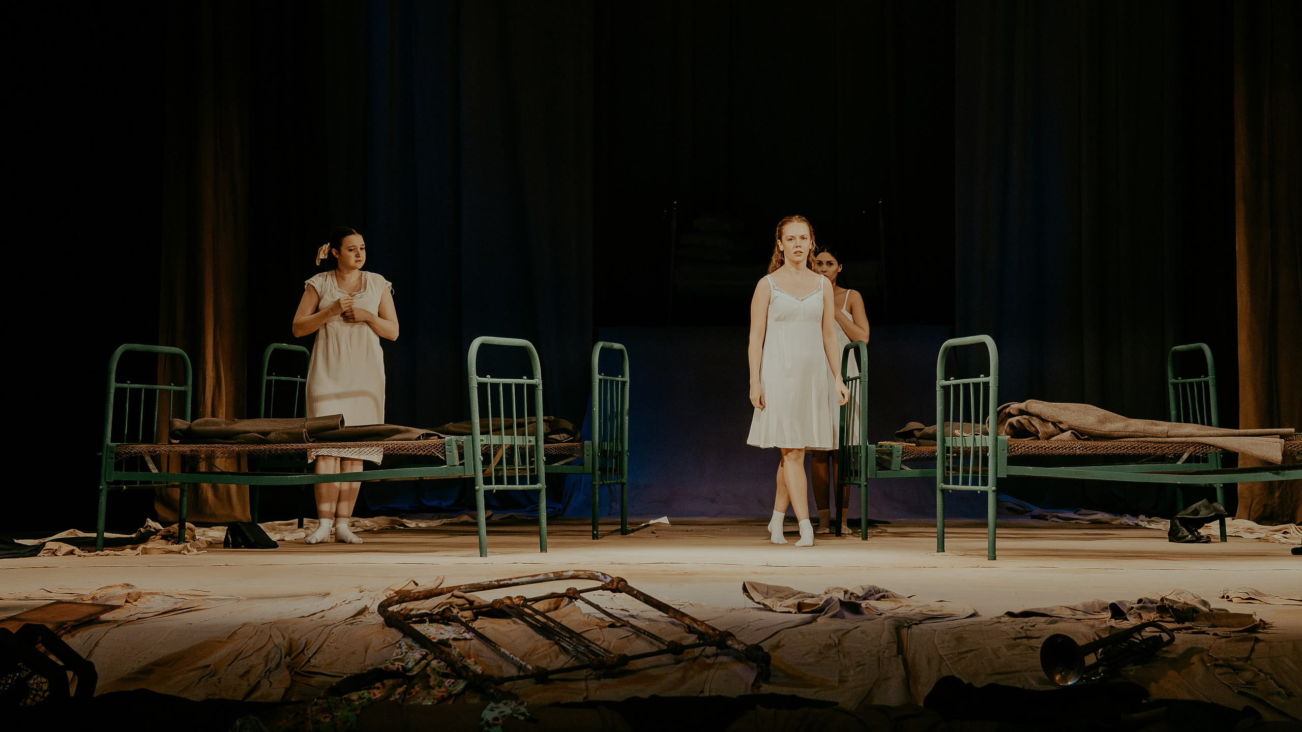 Театр Юного Зрителя " Не покидай меня». Фотограф Марк Файзулин