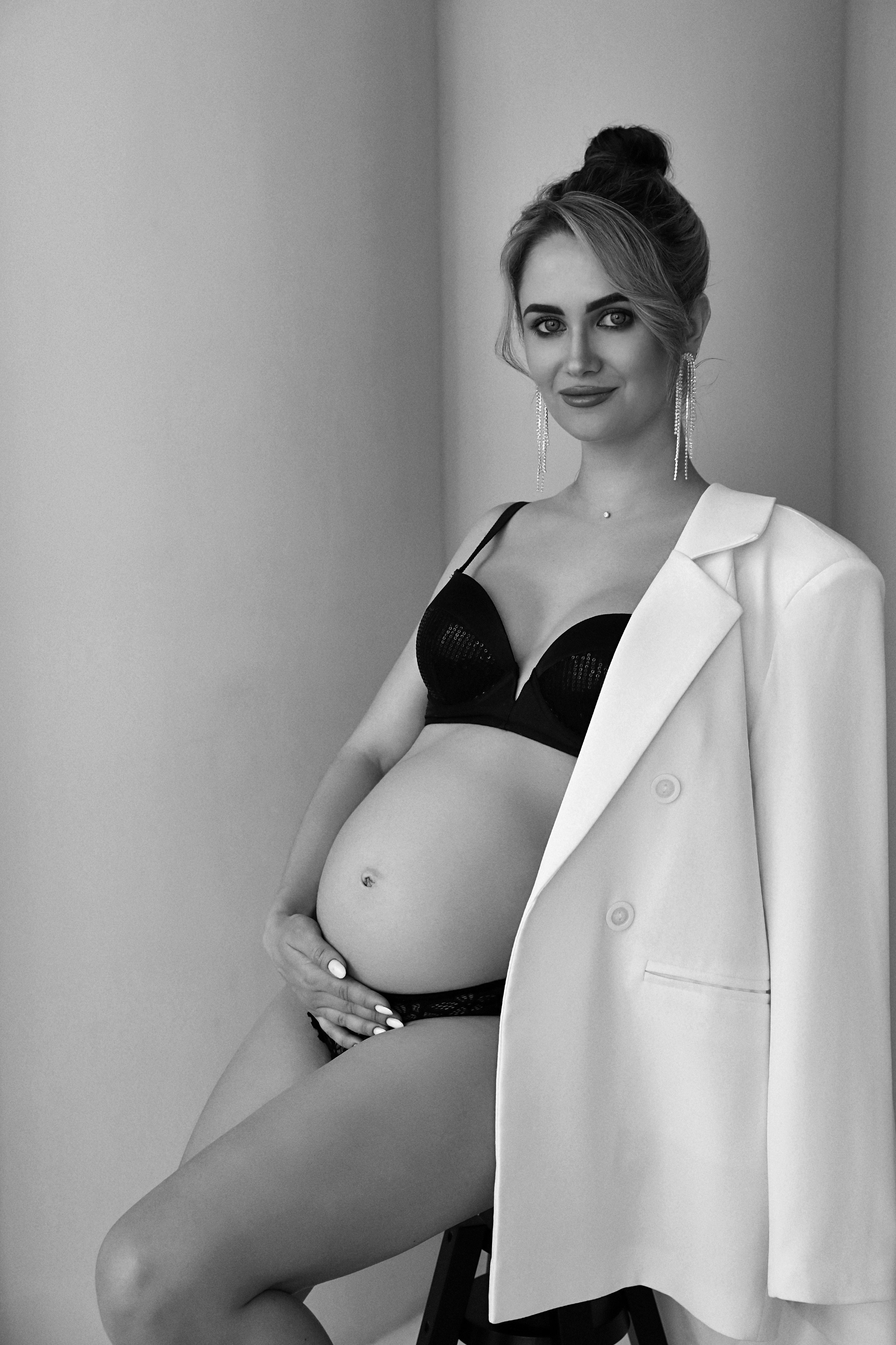 Беременная в белом пиджаке