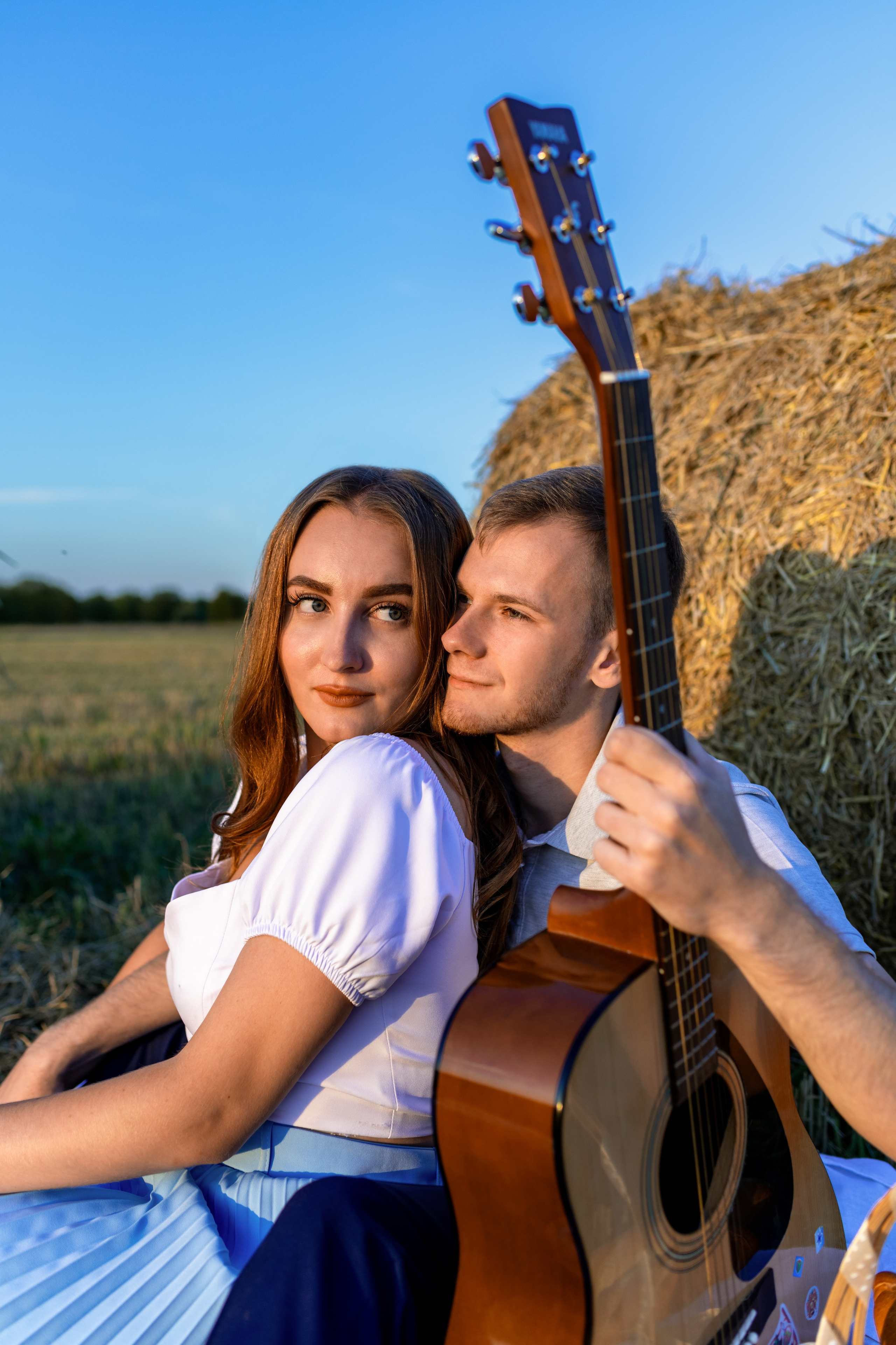 Алена + Алексей в поле с тюками. Фотограф в Москве/Зарайске Шахова Марина
