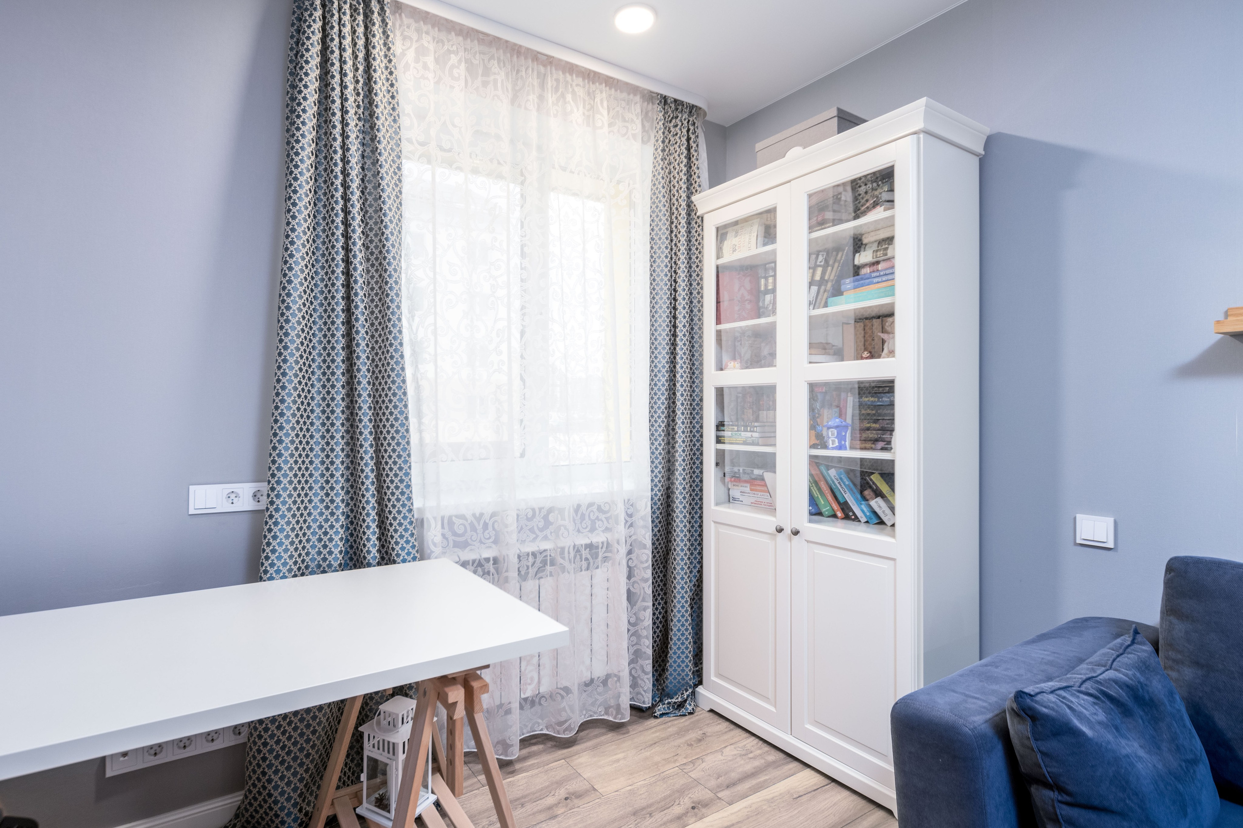 Рабочее место, окно и шкаф в гостиной в однокомнатной квартире - фотограф интерьеров в Минске Sakavita Media