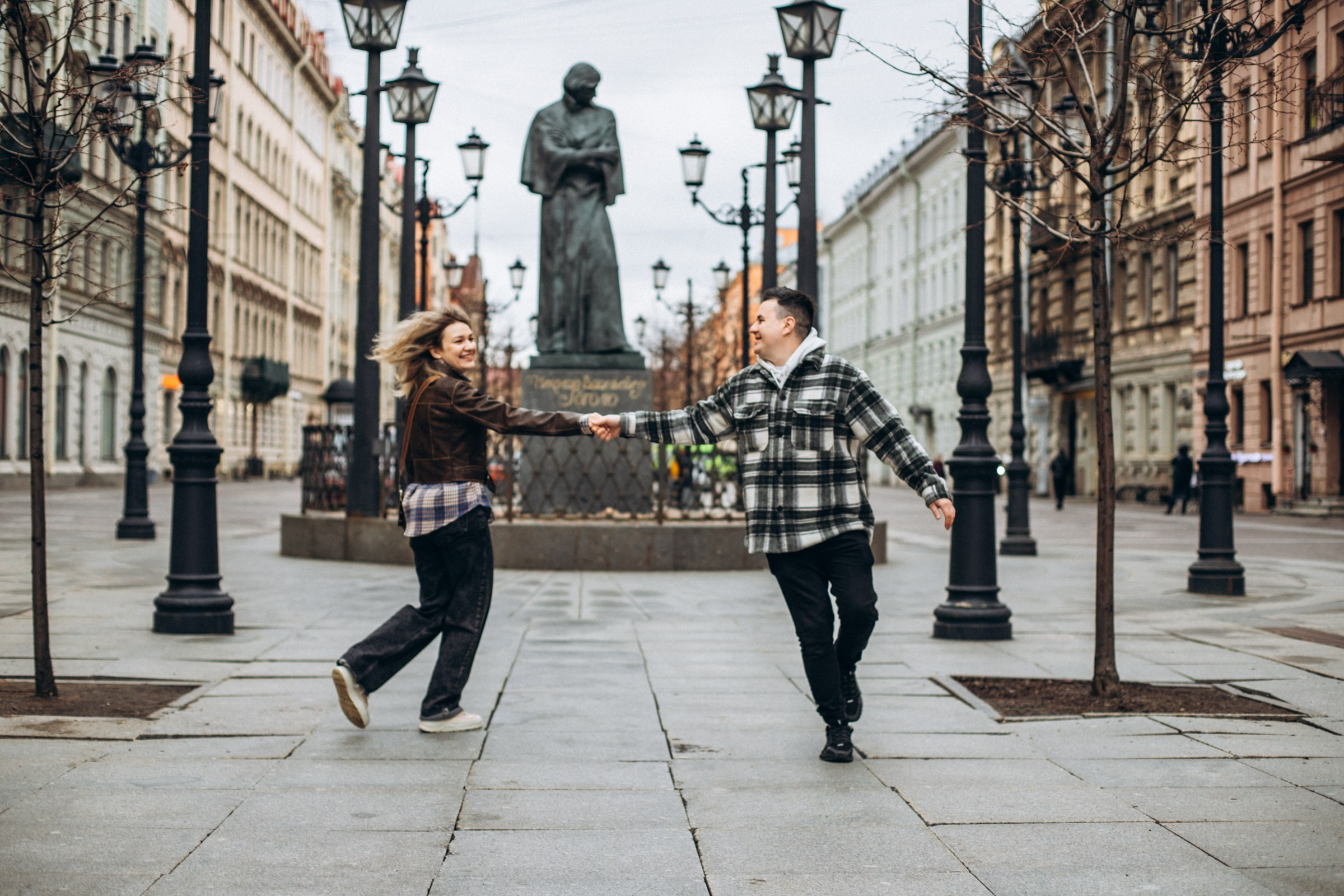 Юлия с семьей в апреле. Фотопрогулка в Петербурге. Индивидуальный и семейный фотограф в Санкт-Петербурге