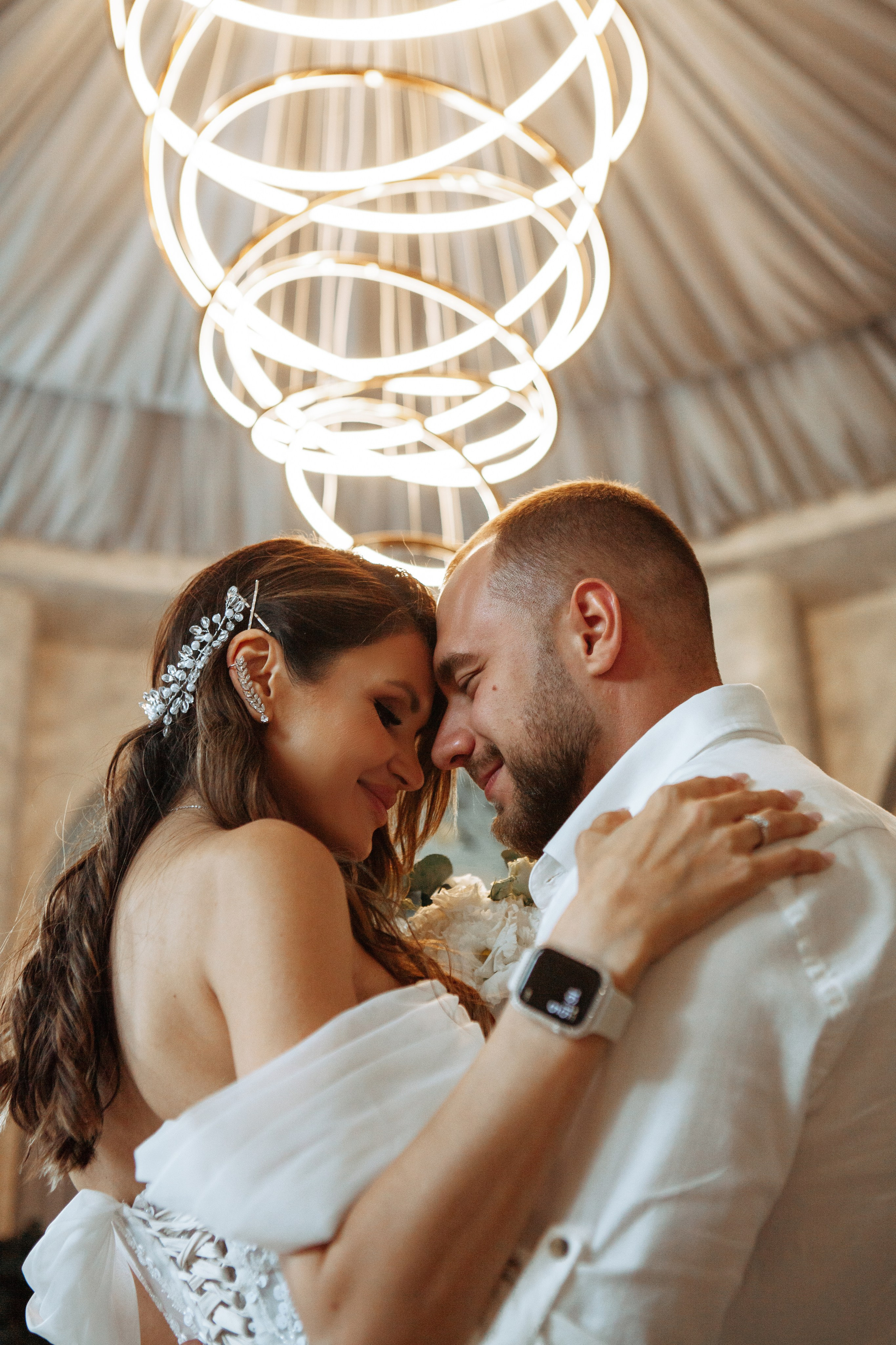 Фотосессия молодоженов в ресторане московское небо на вднх после росписи в загсе