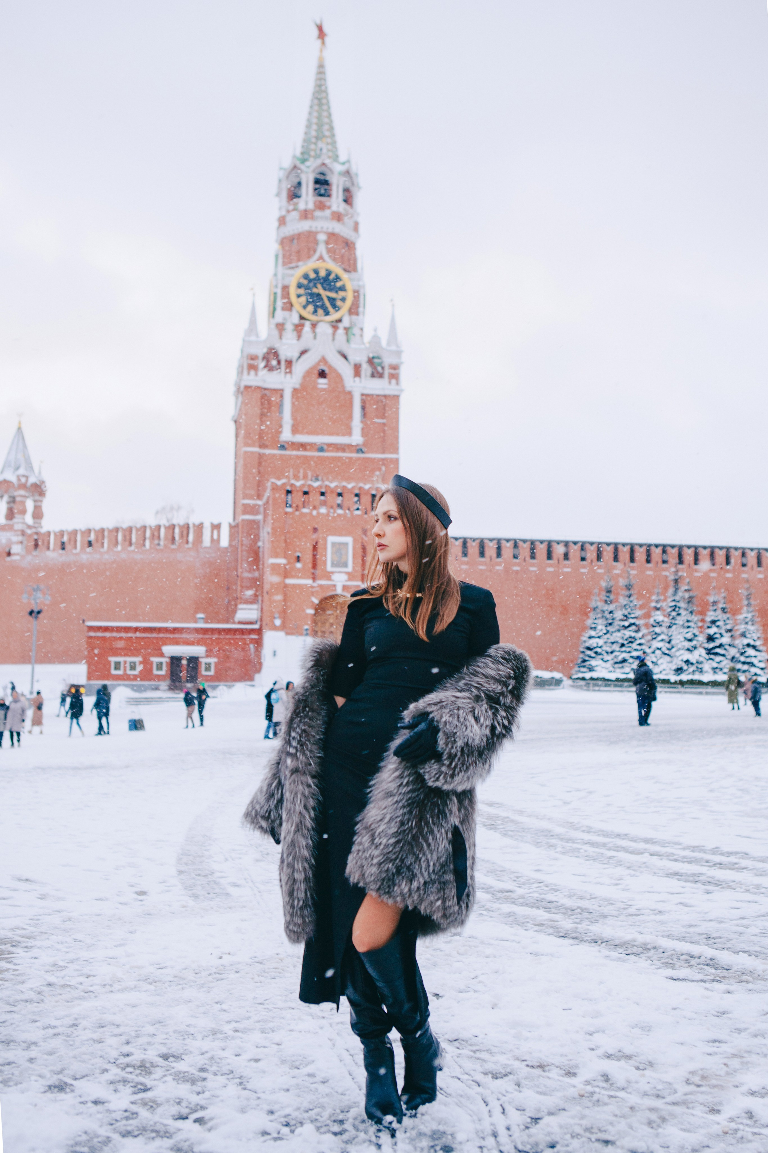 Московский Кремль и русская девушка в шубе