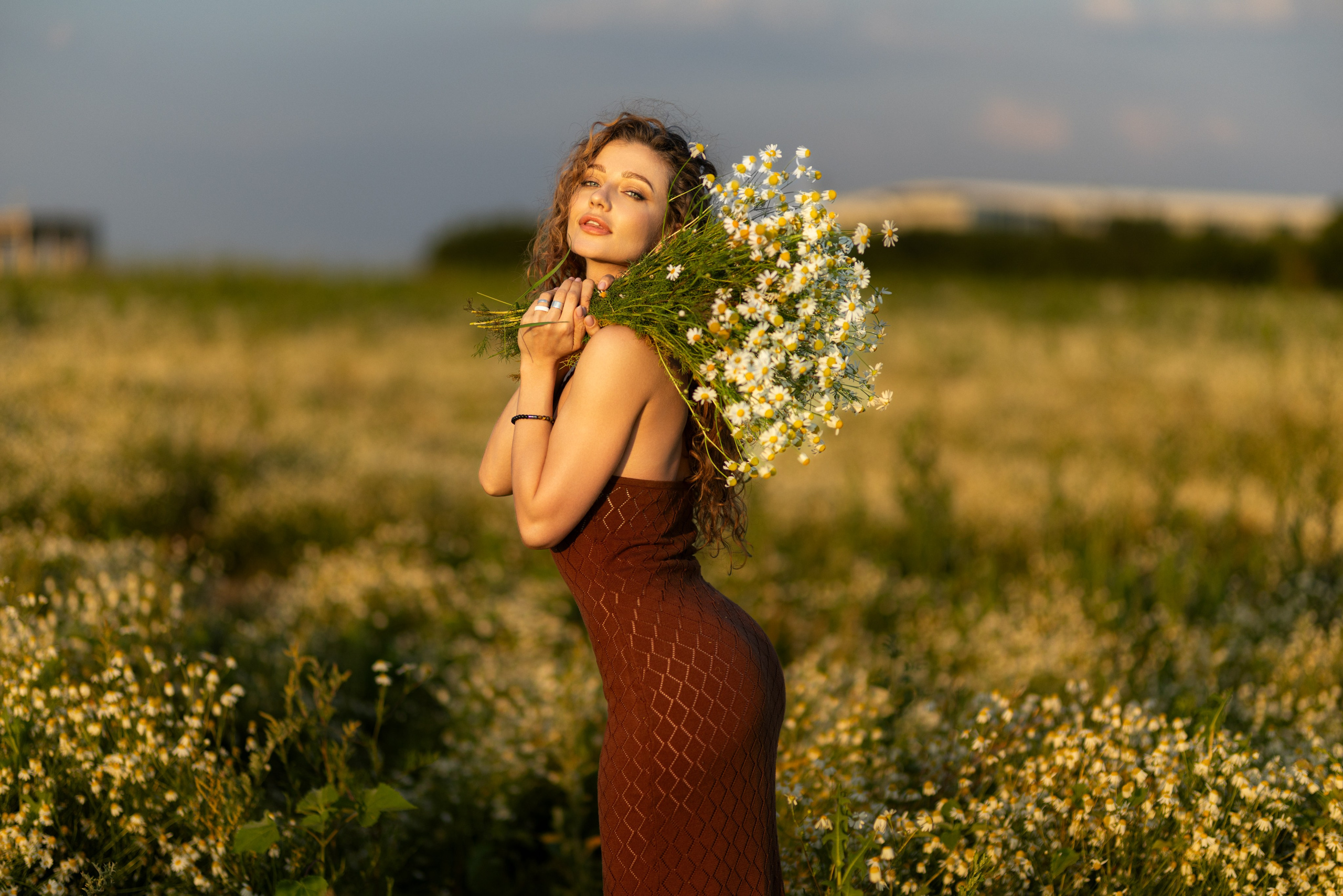 Фотосет на рассвете с Дианой в поле ромашек и пшеницы в формате для «себя». Дмитрий Шульгин, портретный фотограф в Воронеже