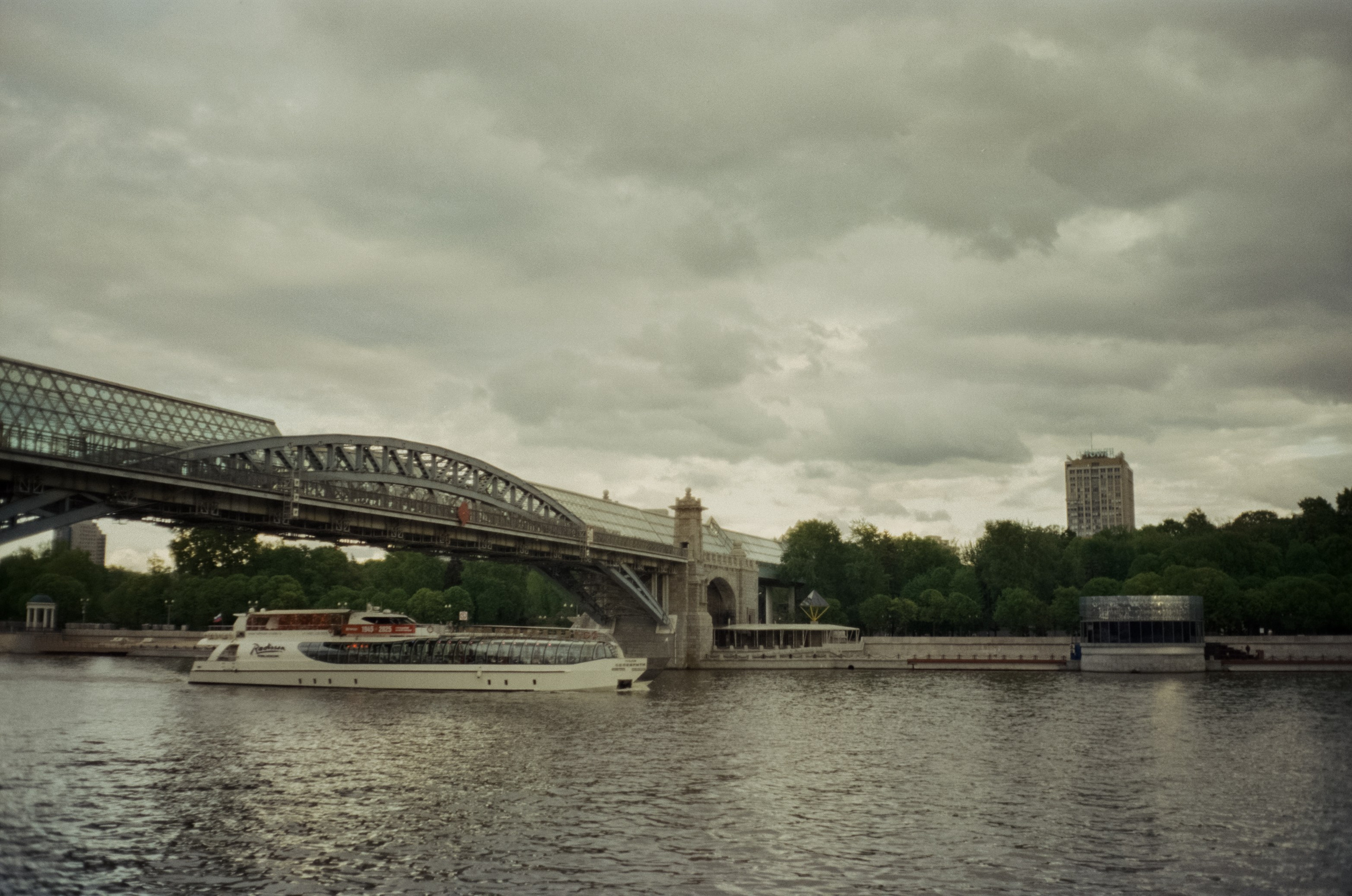 Ricoh FF-1 gray | Perspekriva expired Vision 200D | Фрунзенская набержная 5 мая 2025 года