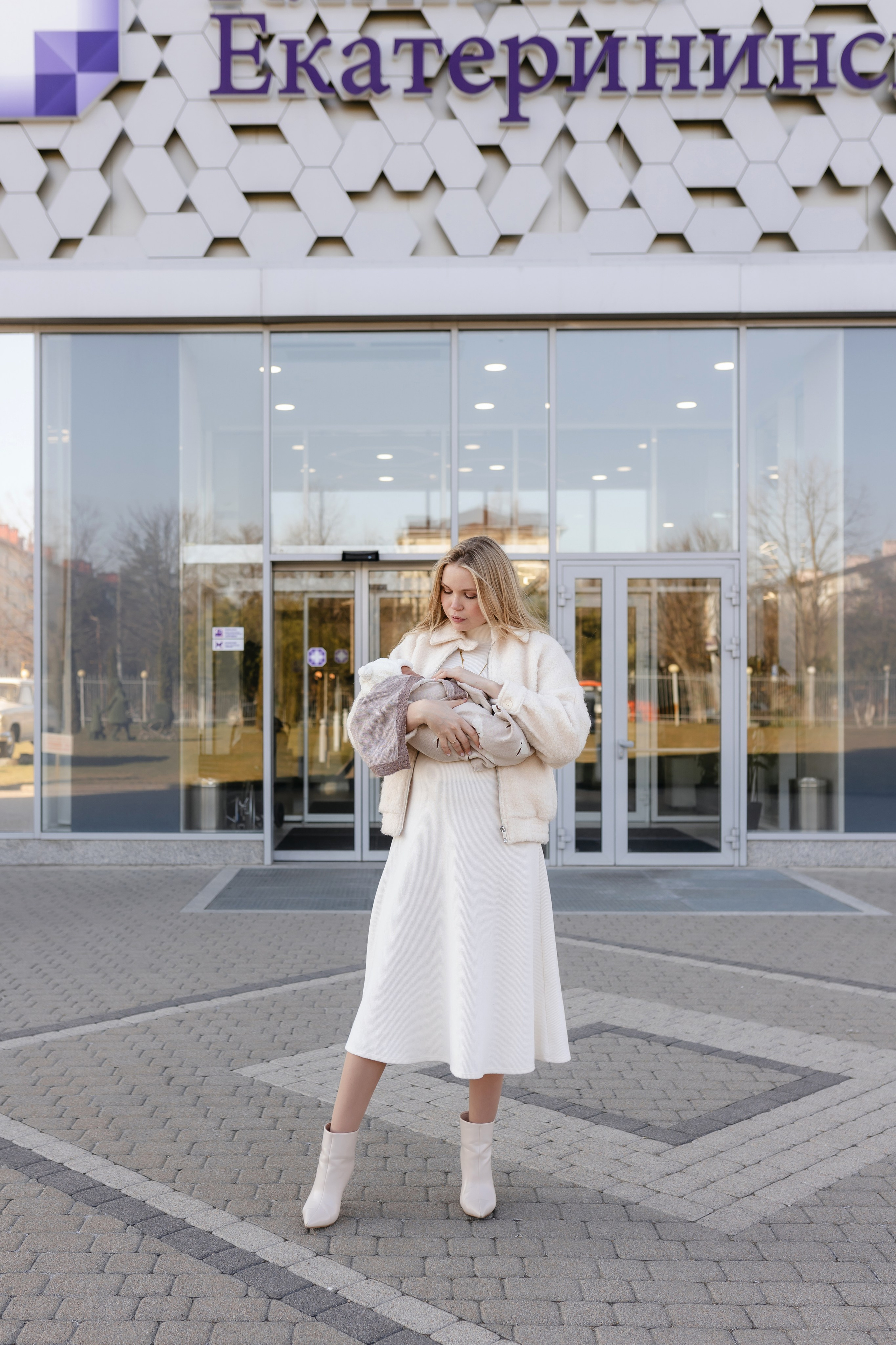 Фотограф на выписку из роддома в Краснодаре, выписка из Екатерининского роддома, фотограф Яна Морева. Семейный фотограф в Краснодаре Яна Морева