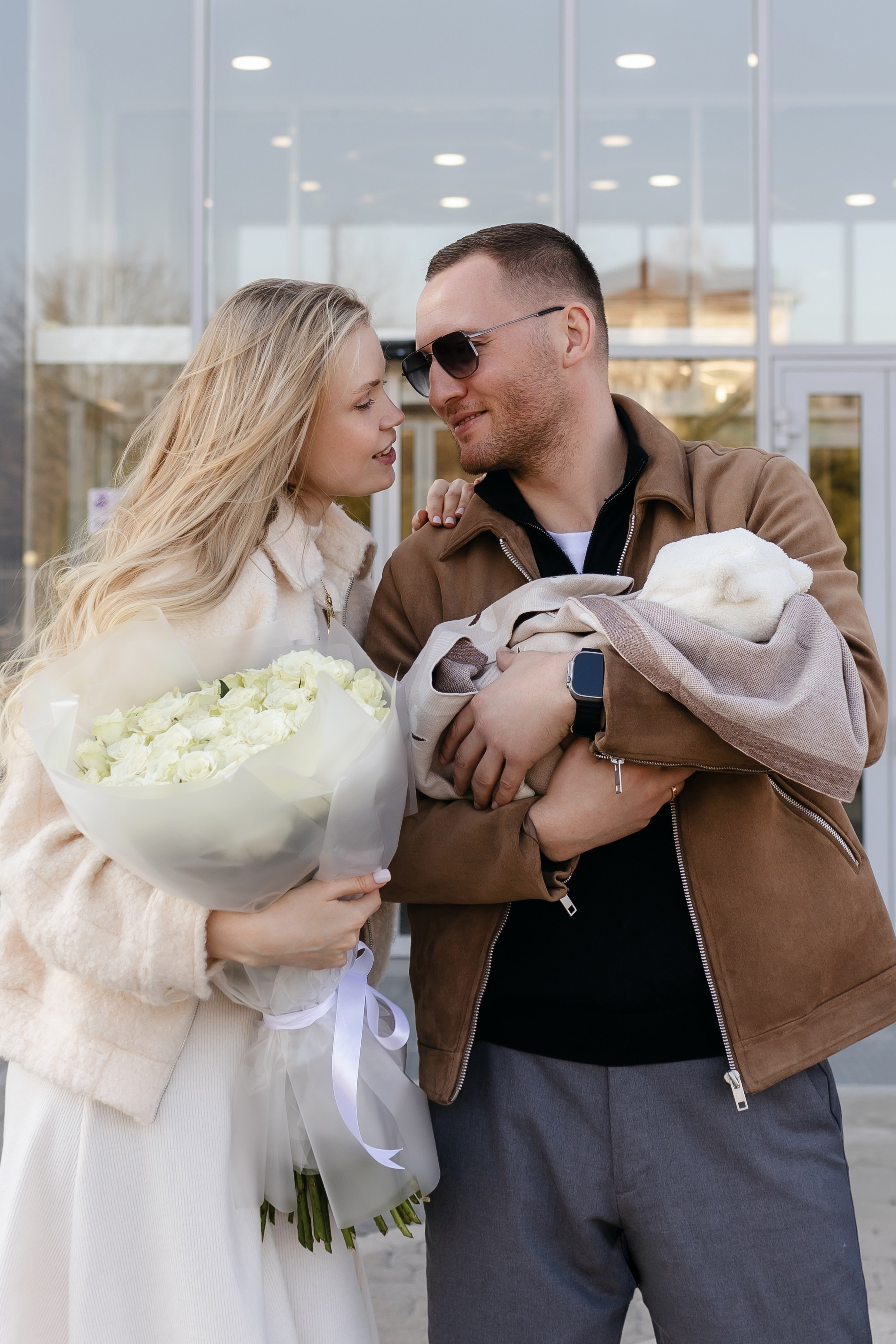 Фотограф на выписку из роддома в Краснодаре, выписка из Екатерининского роддома, фотограф Яна Морева. Семейный фотограф в Краснодаре Яна Морева
