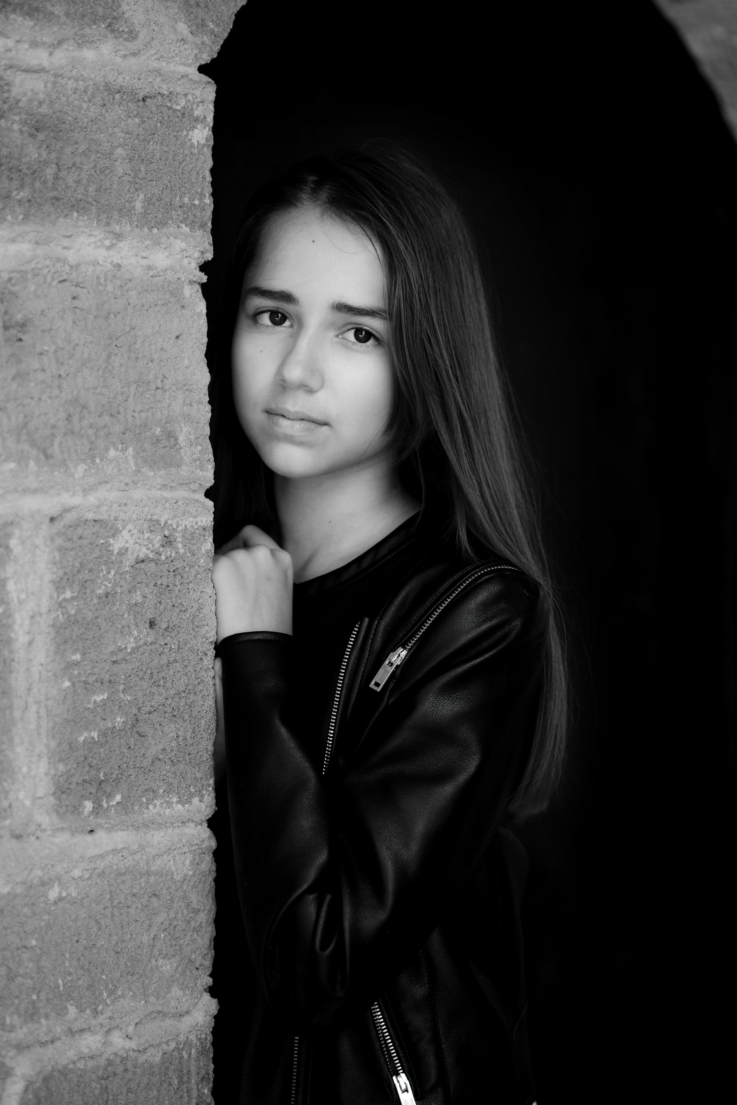 черно-белая фотография, подросток, девочка-подросток, актерское портфолио, фотосессия для подростков, фотограф Москва, детский фотограф Москва, подростковый фотограф , черно-белый портрет, фотосессия в старом городе 