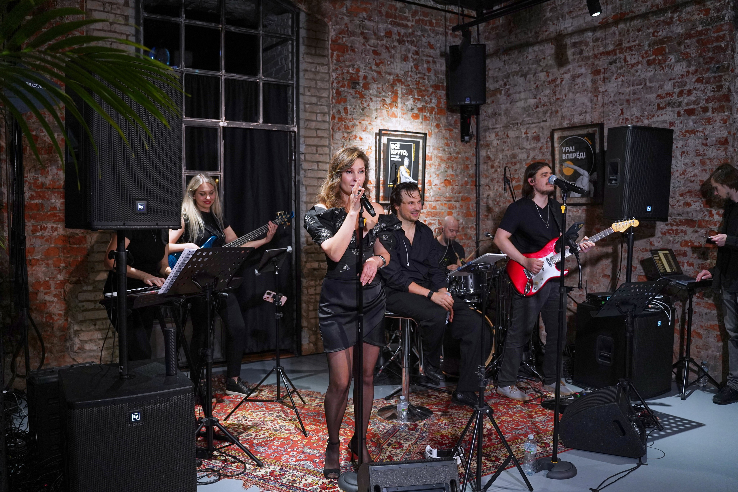 Концерт кавер группы. Фотограф