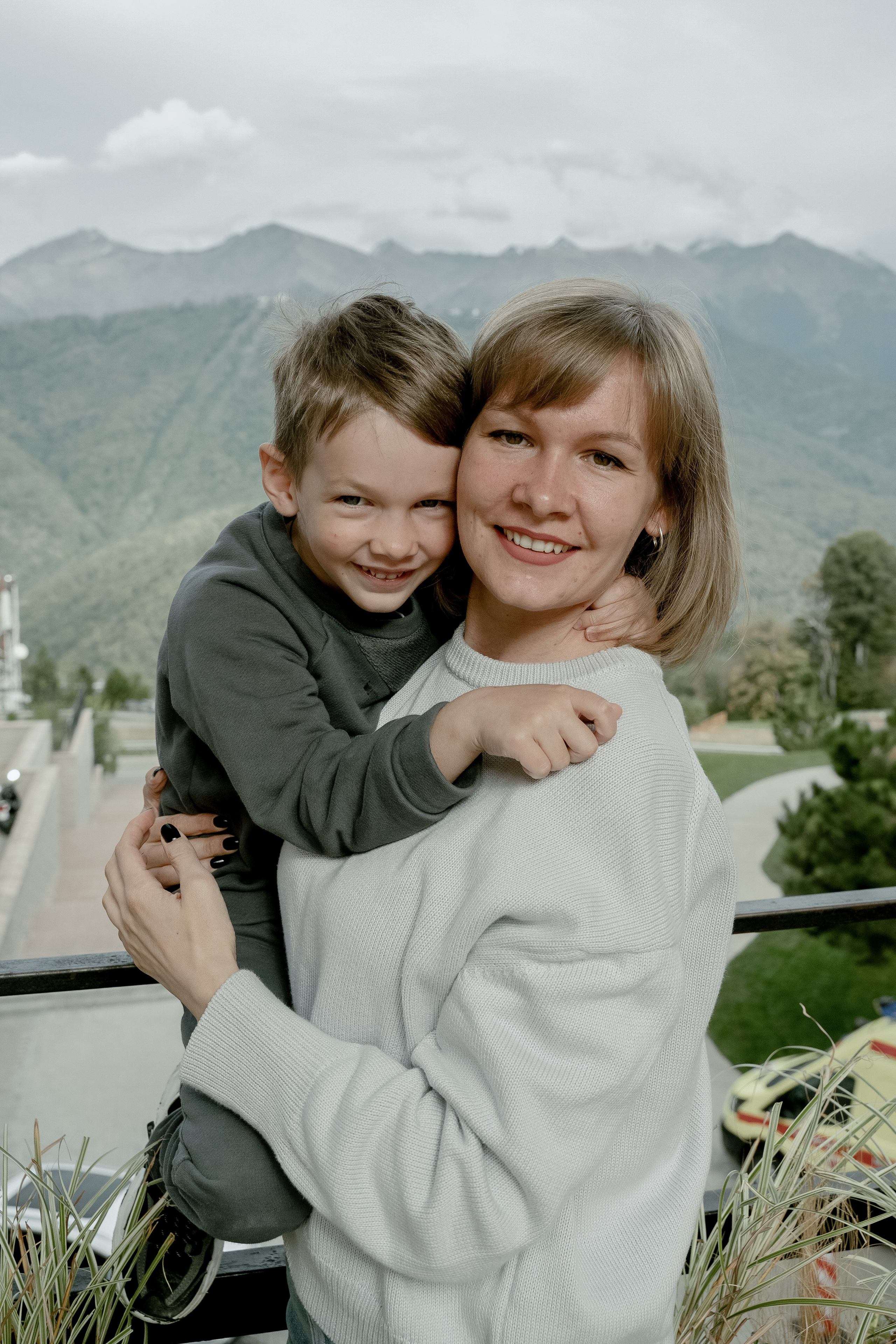 Фотоснимок молодой мамы и маленького ребенка