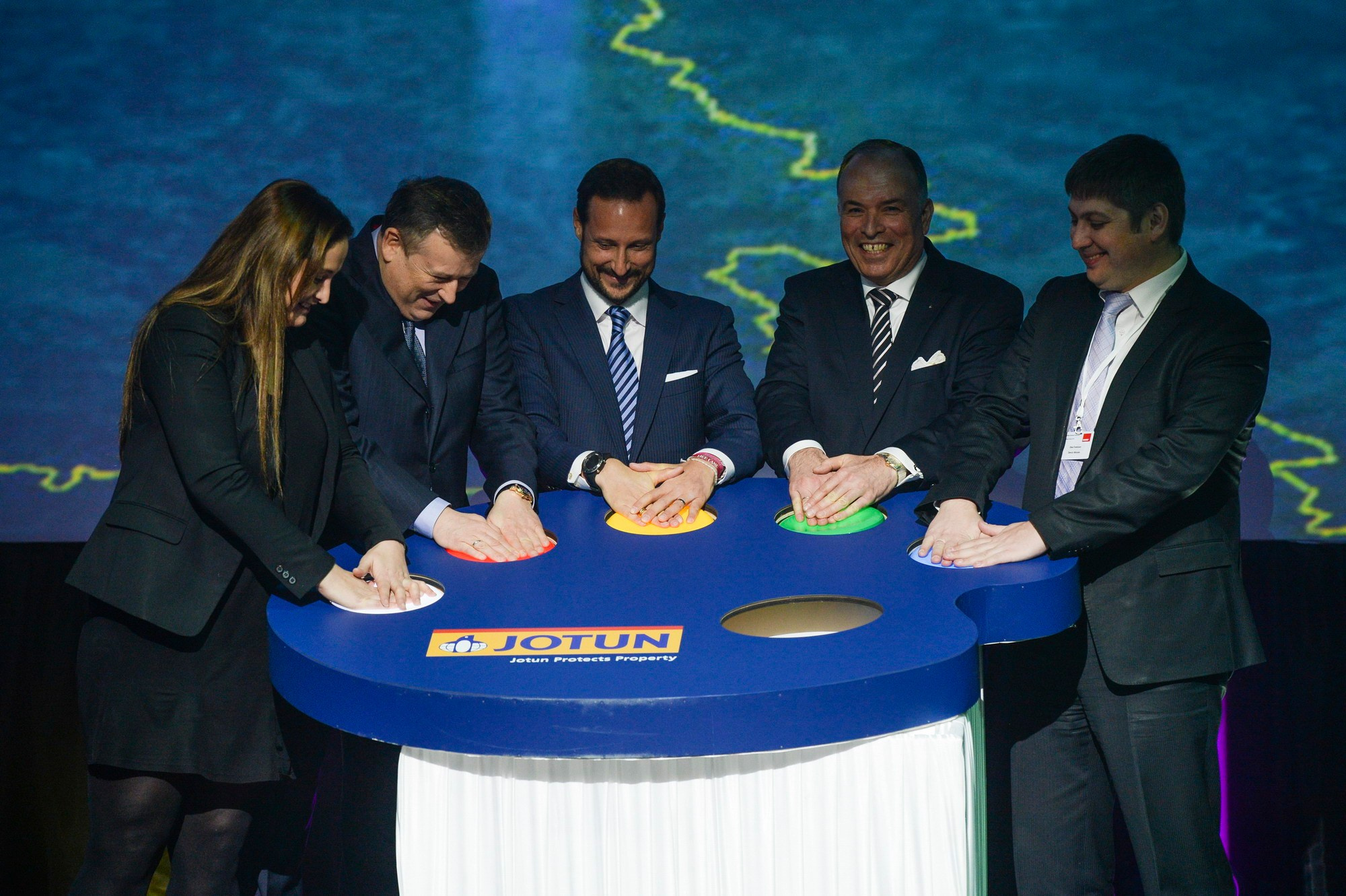 Открытие лакокрасочного завода ООО «Йотун Пэйнтс» в индустриальном парке «Федоровское». В торжественном открытии предприятия приняли участие губернатор Ленинградской области Александр Дрозденко, наследный принц Норвегии Хокон, президент и председатель правления Jotun Мортен Фон и управляющий директор ООО «Йотун Пэйнтс» Филипп Уэй. Ленинградская область, 26 февраля 2014 года.