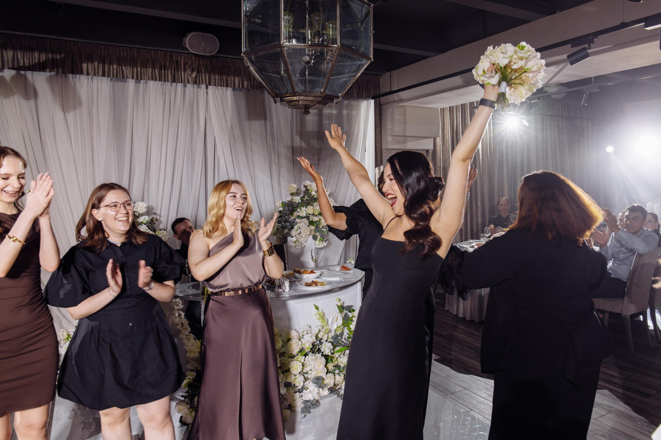 Свадебная фотосессия красивый банкет. Свадебный фотограф в Екатеринбурге Илья Корсаков