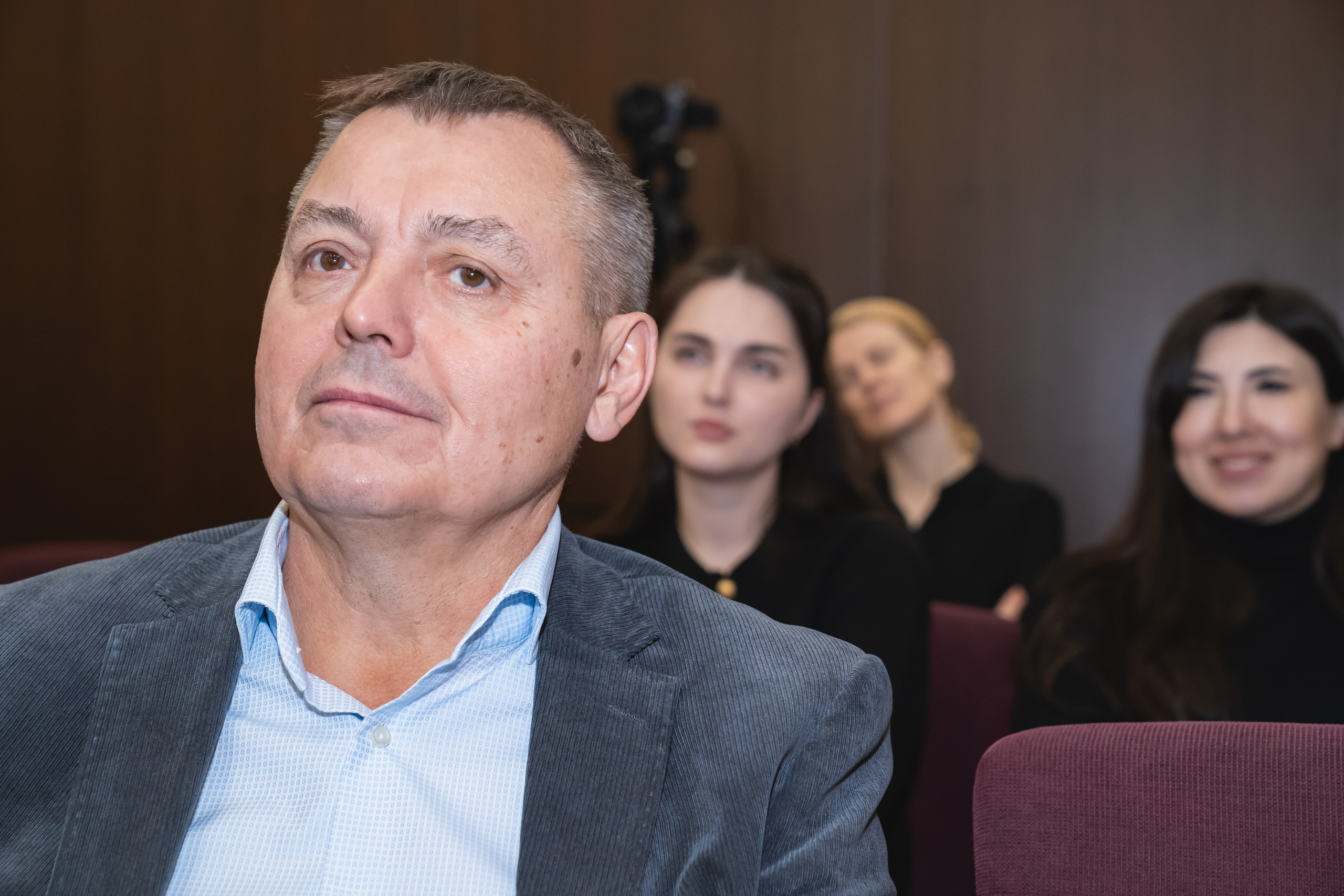 Фотосессия форумов, конференций. Занимаюсь профессиональной фотографией и живу рядом с Байкалом. Работаю в разных жанрах