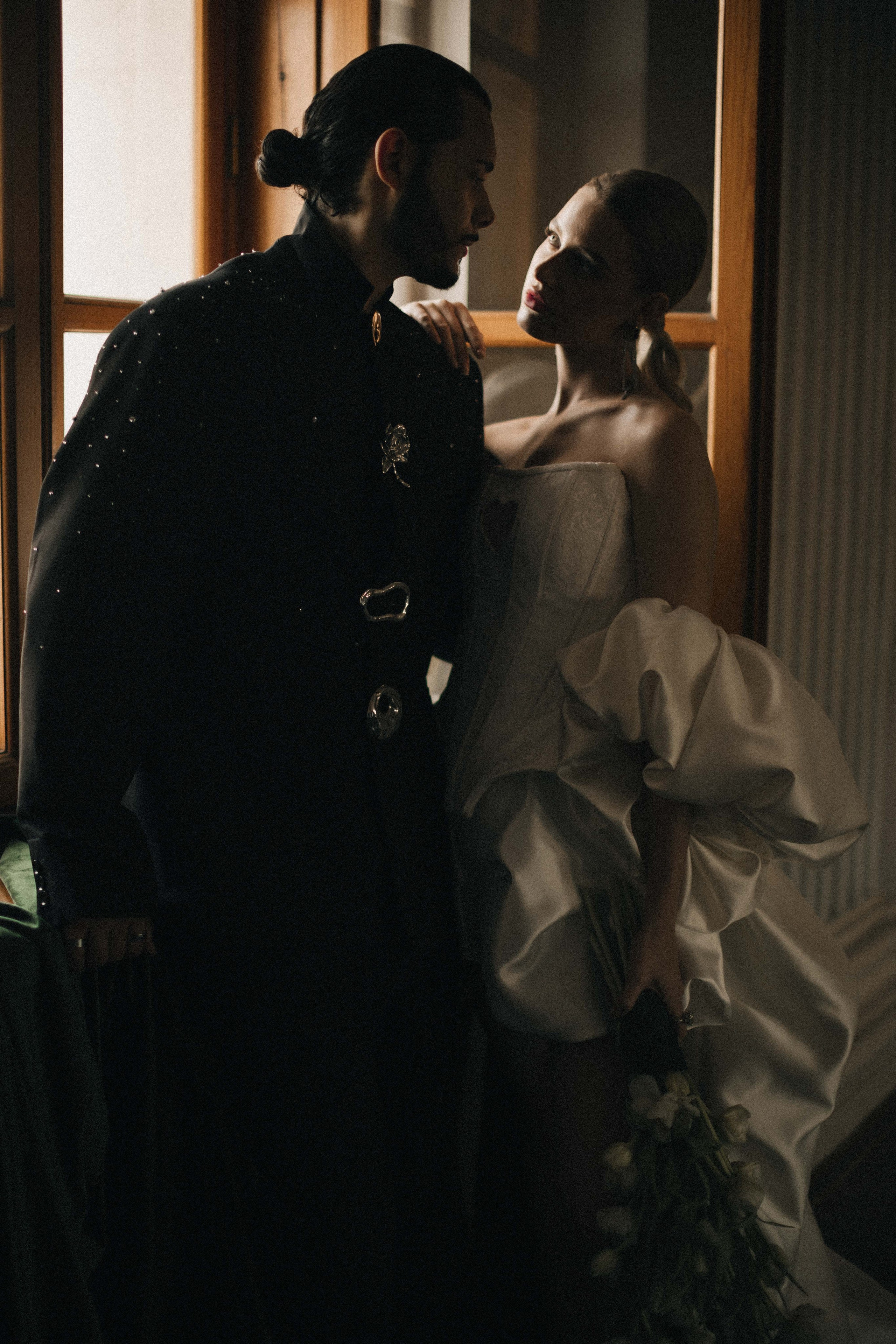 Счастливая пара позирует на свадебной фотосессии на фоне зеленой ткани в театре ,фэшн съемка ,топ 100 — свадебный фотограф Алена Межевова