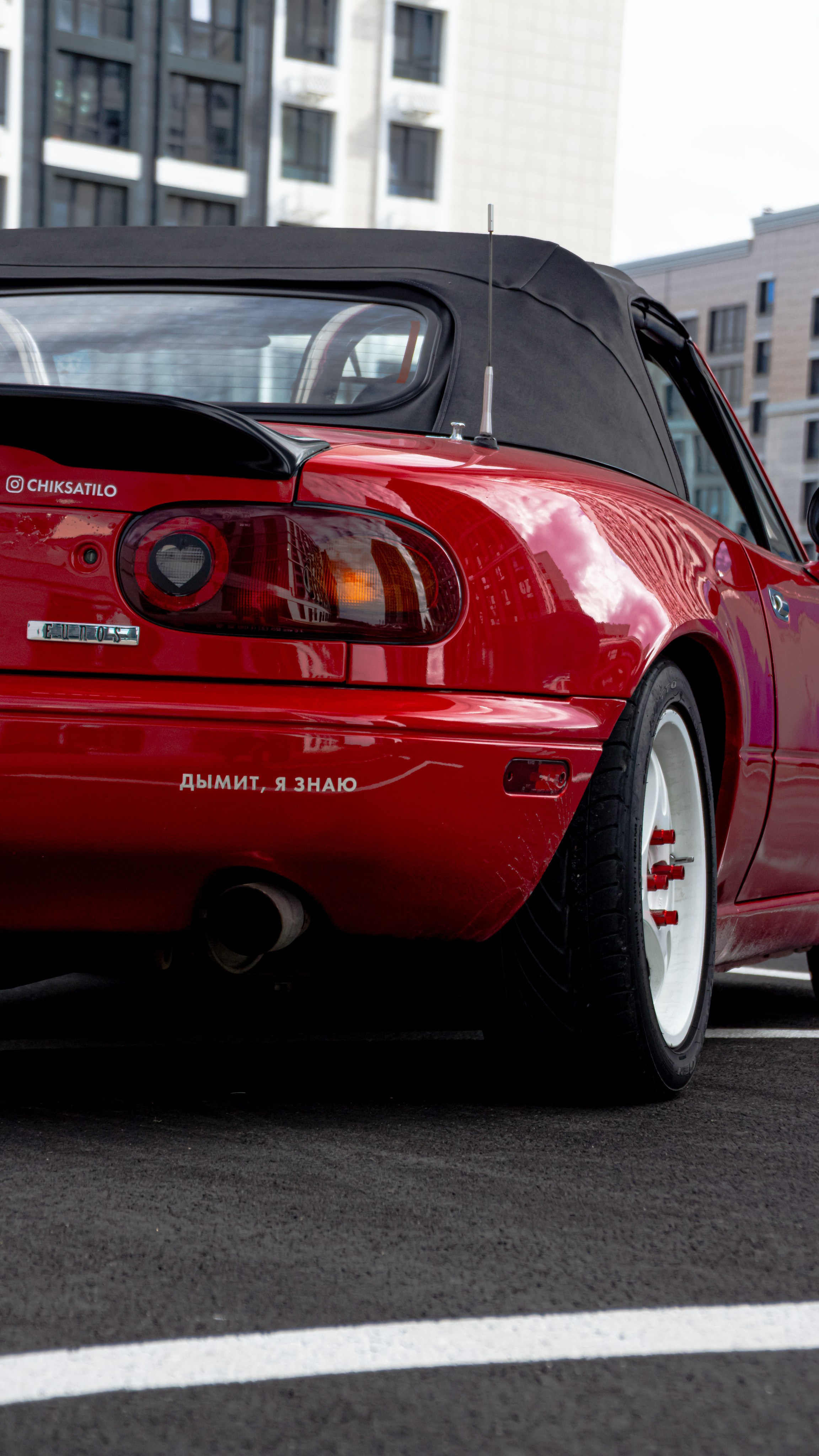 Фото Mazda MX-5 Miata (Eunos Roadster) NA: красный родстер