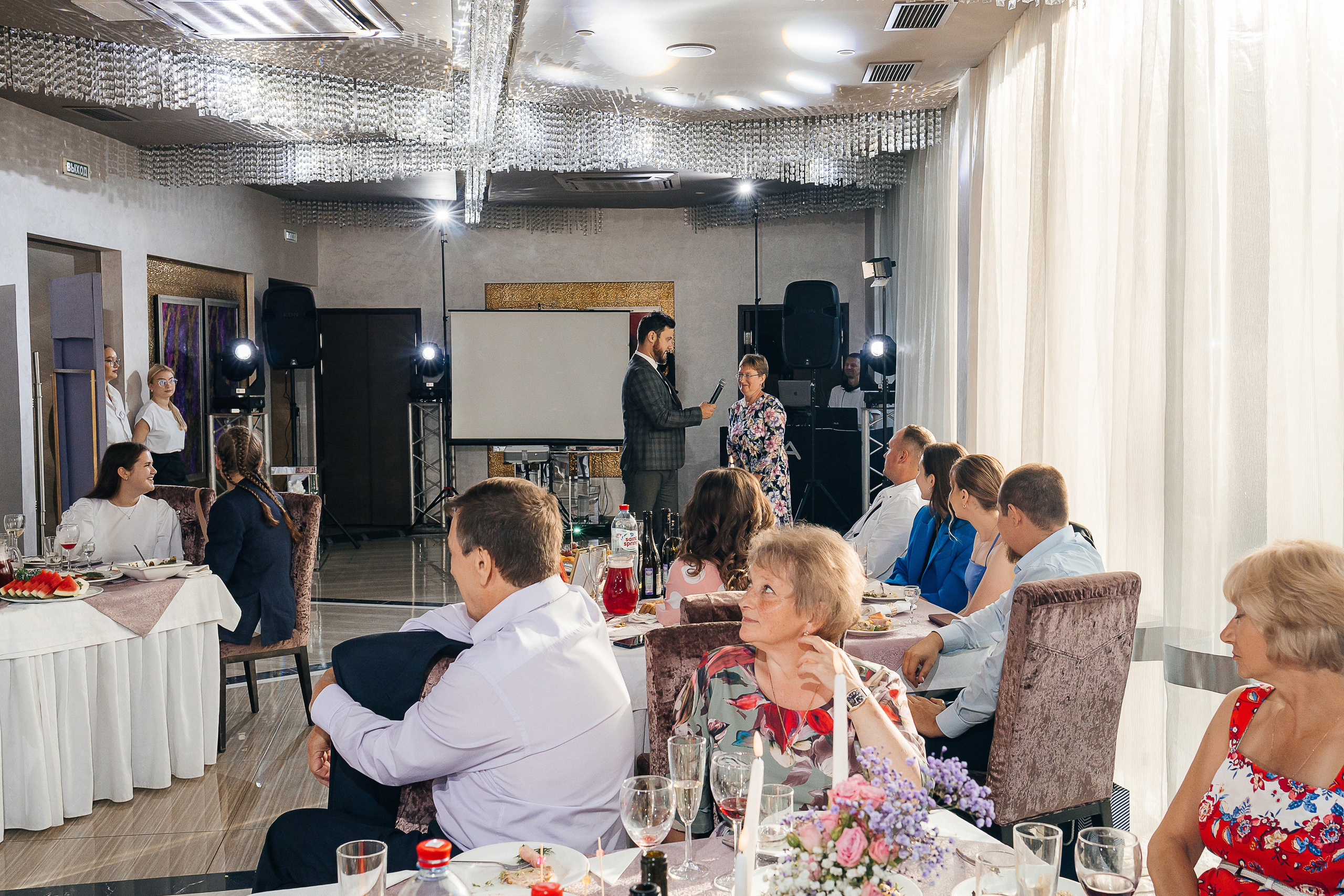 Свадебная фотосессия пары в номере отеля. Олег Сверчков | Свадебный фотограф Вологда