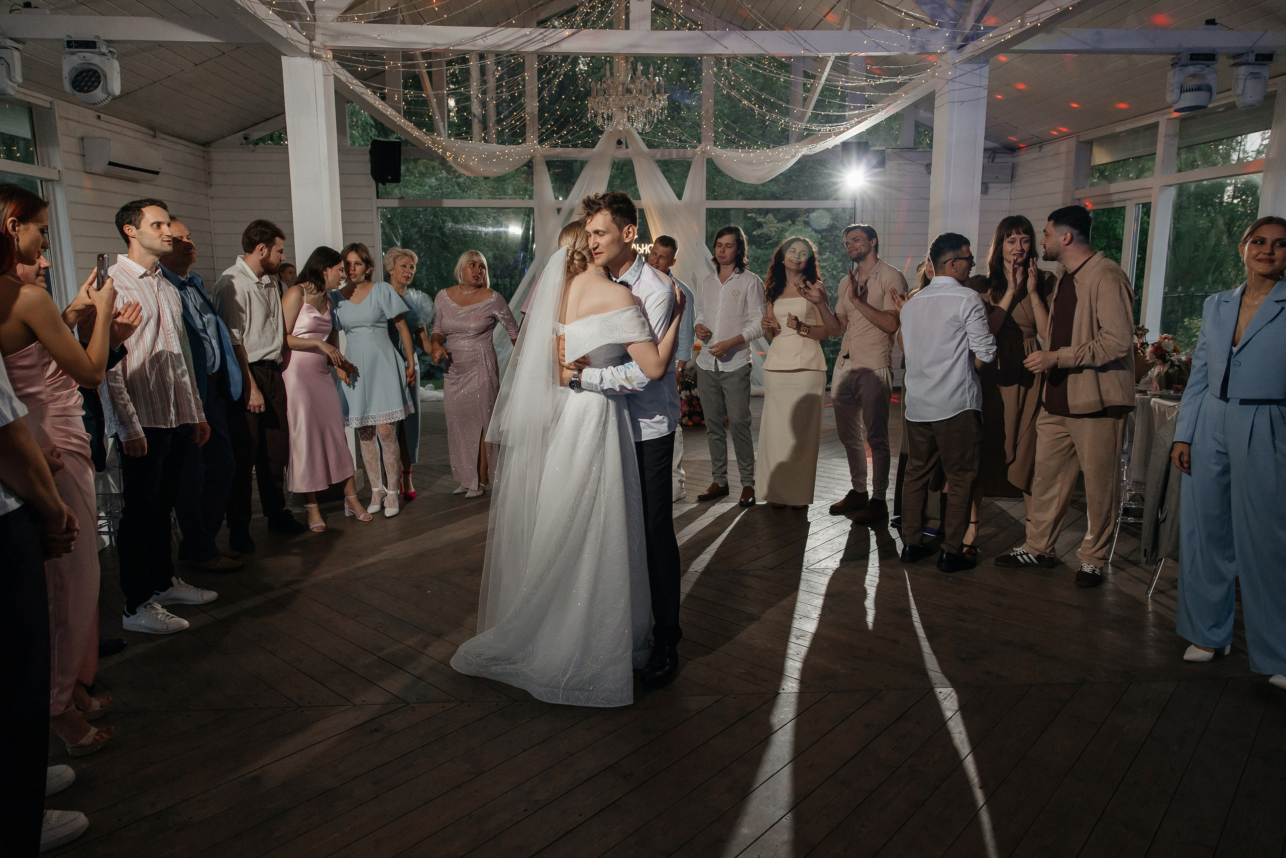 Свадебная фотосессия в ресторане Турандот, свадьба на площадке House for wedding Дом у озера. Свадебный фотограф в Москве Дарья Олендарёва