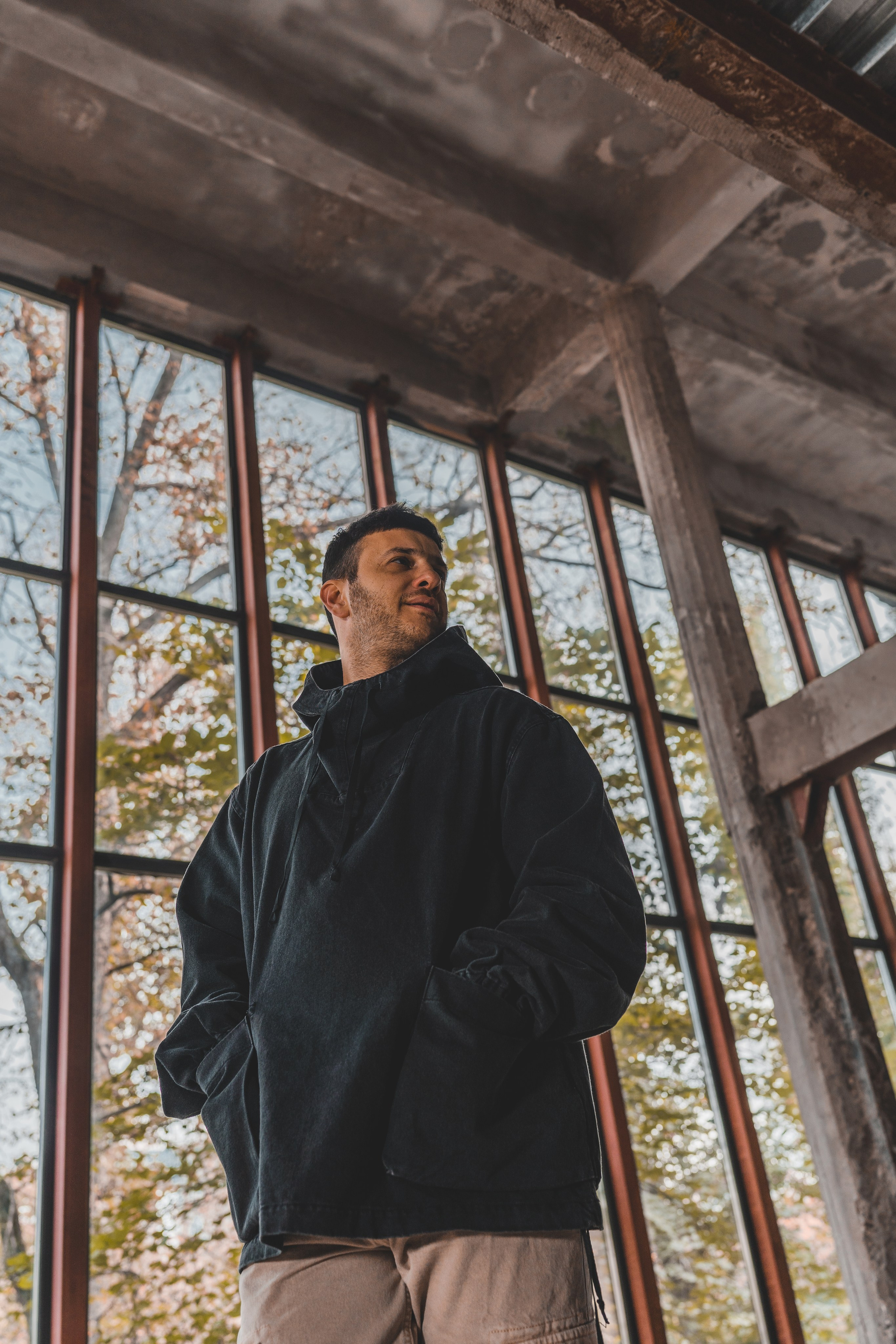 В помещении. Photomantis