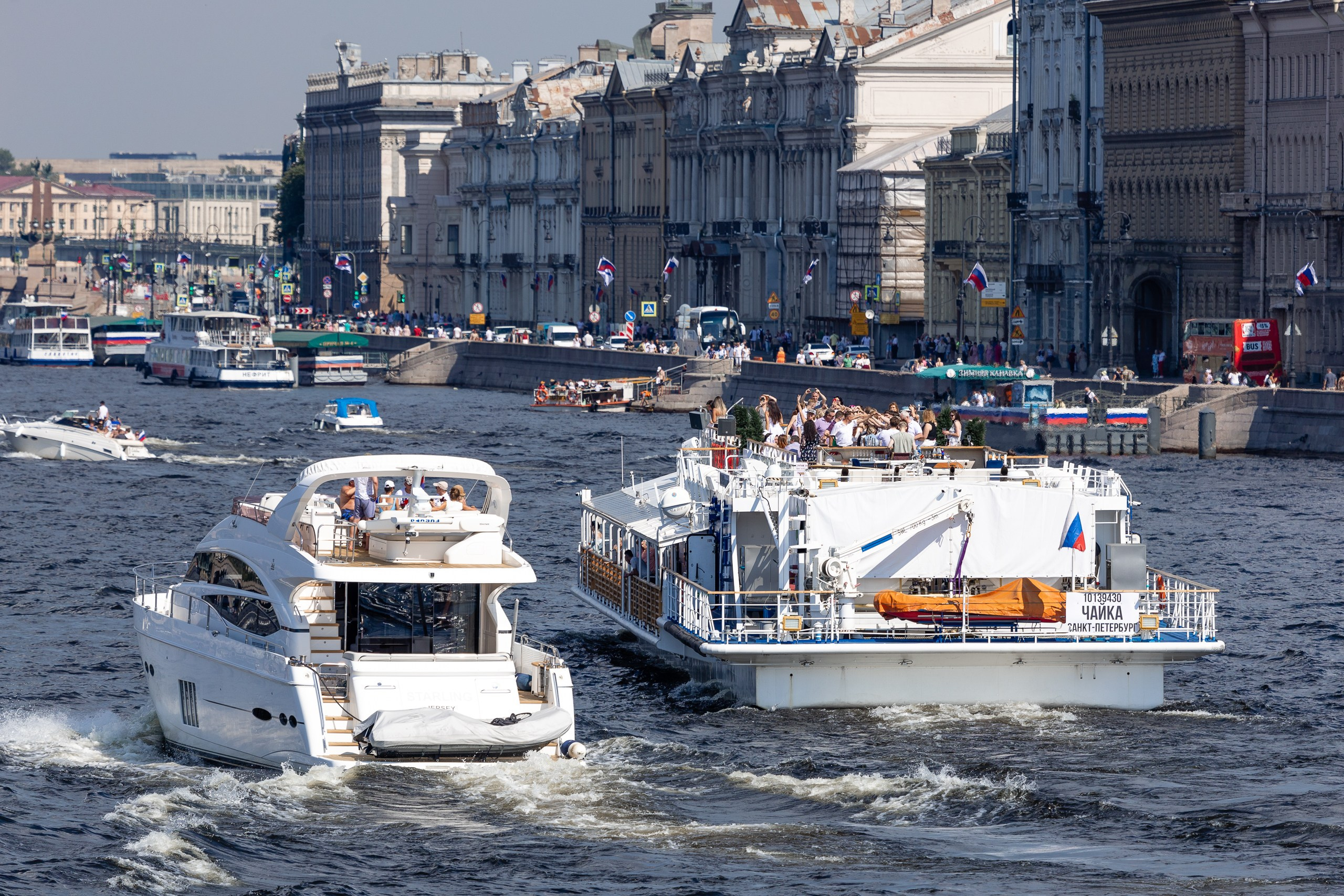 Вид на Неве с катером и теплоходом