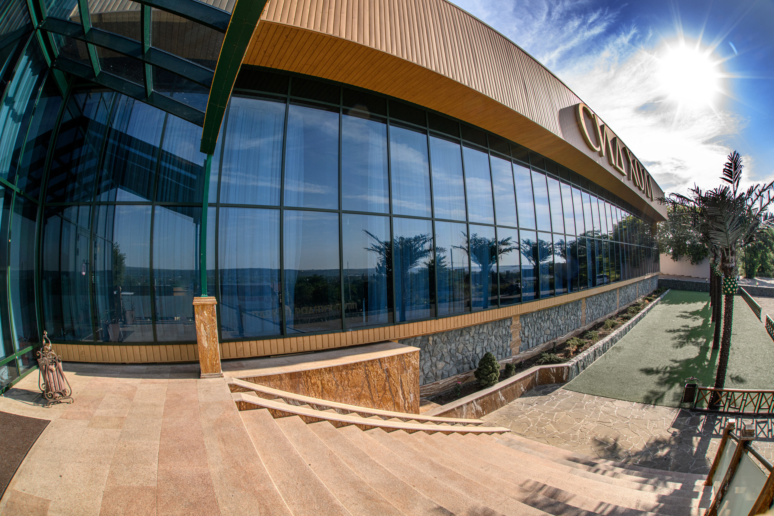 Стеклянные фасады зданий. Профессиональная фотосъемка. Ростов-на-Дону