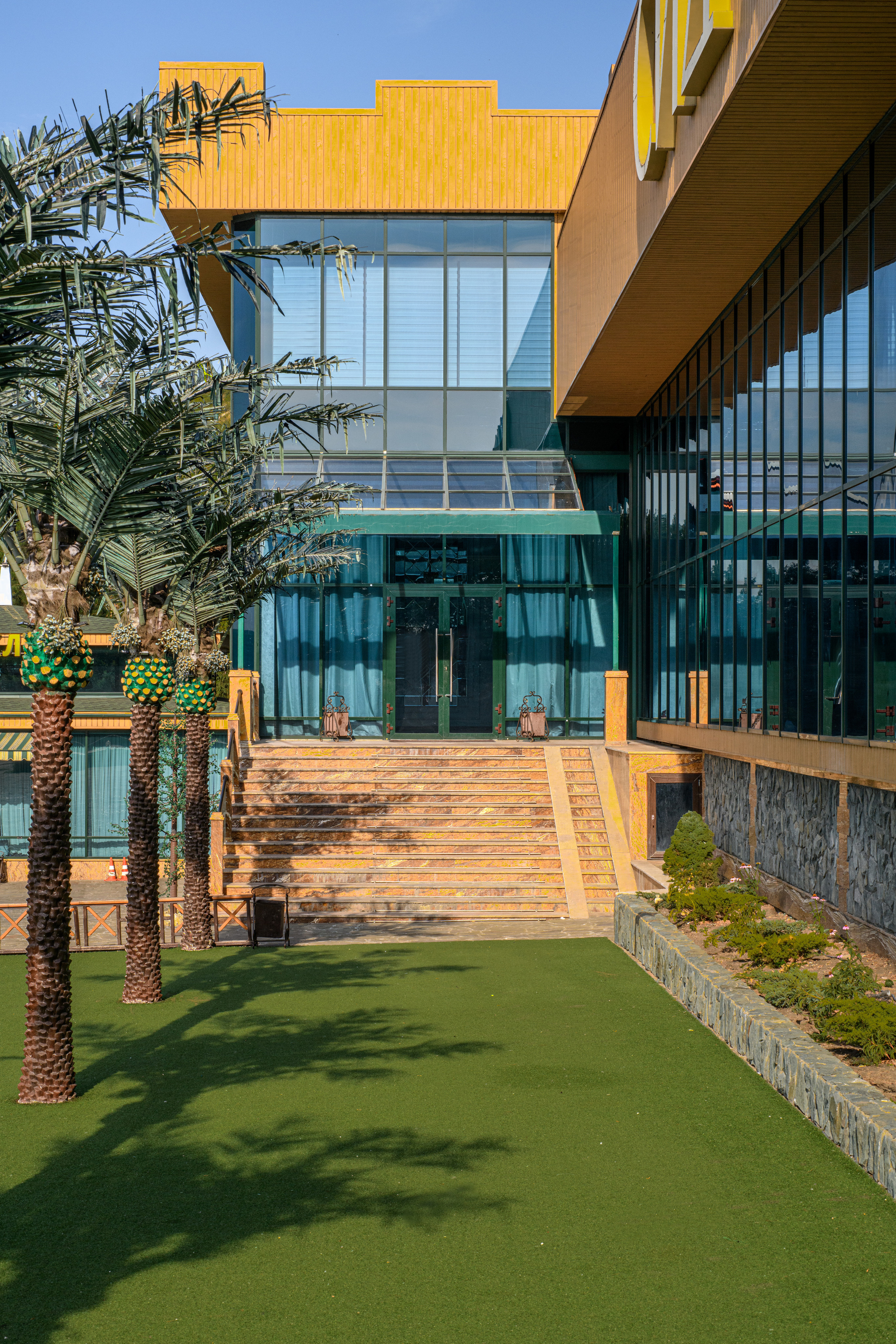 Стеклянные фасады зданий. Профессиональная фотосъемка. Ростов-на-Дону