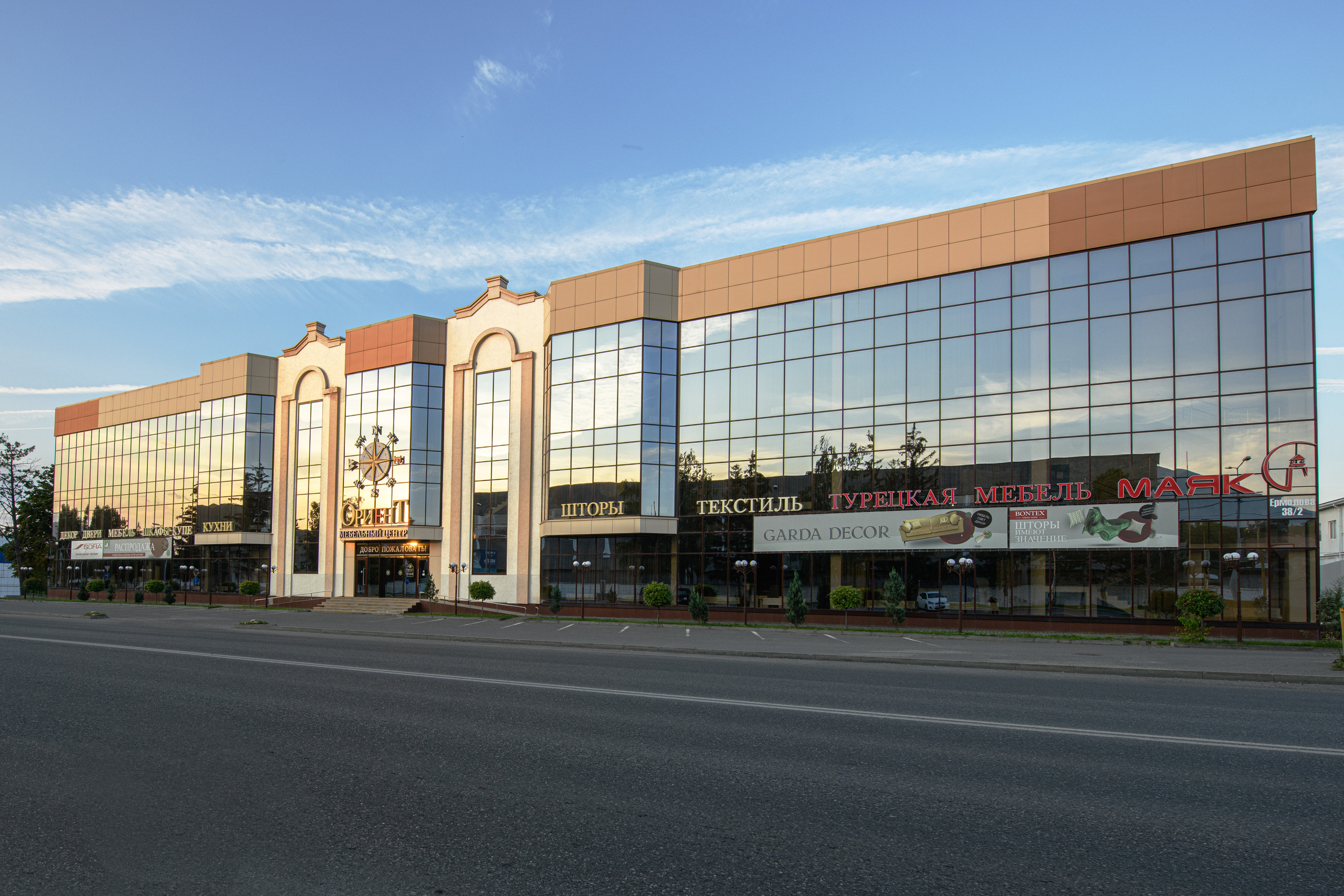 Стеклянные фасады зданий. Профессиональная фотосъемка. Ростов-на-Дону