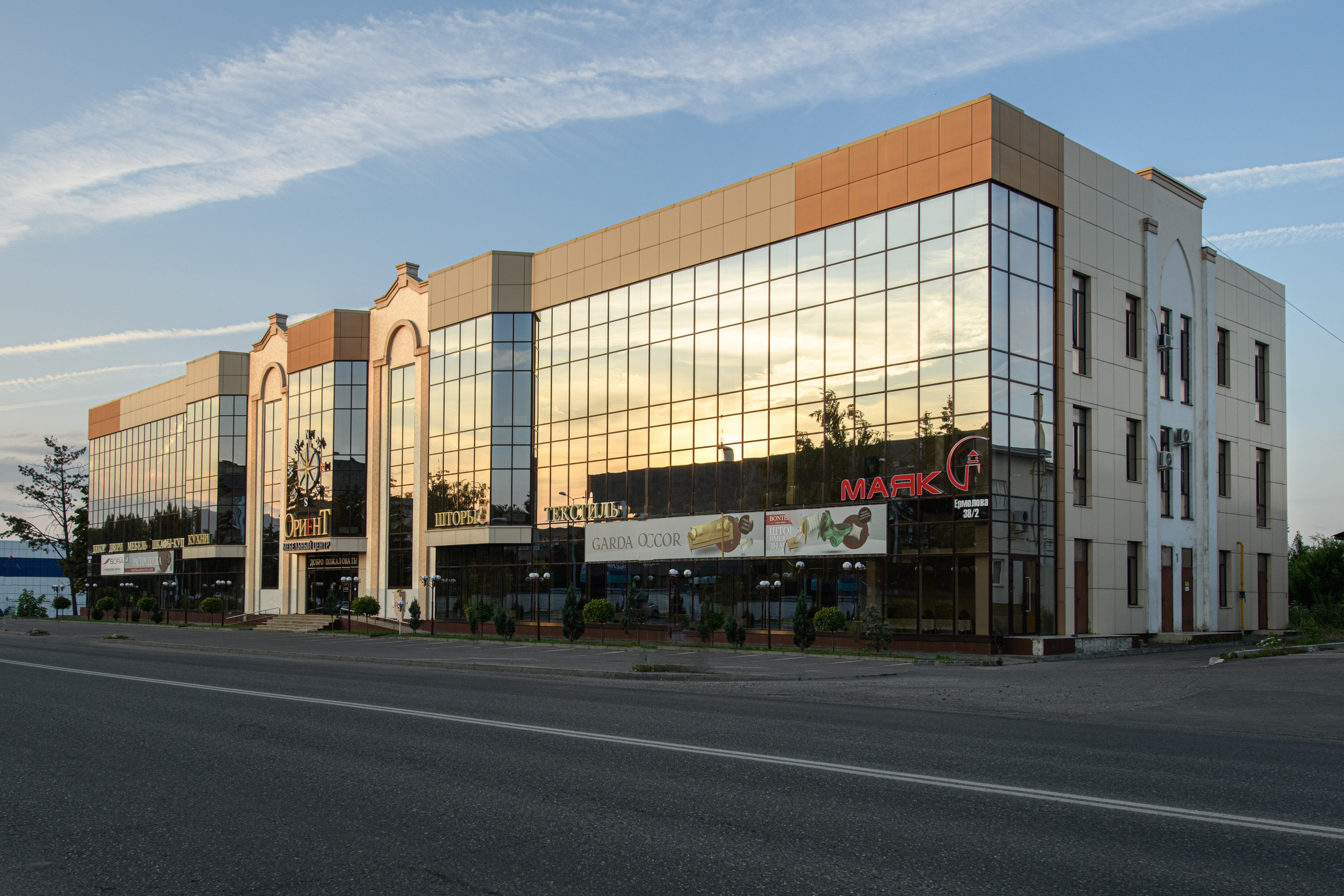 Стеклянные фасады зданий. Профессиональная фотосъемка. Ростов-на-Дону