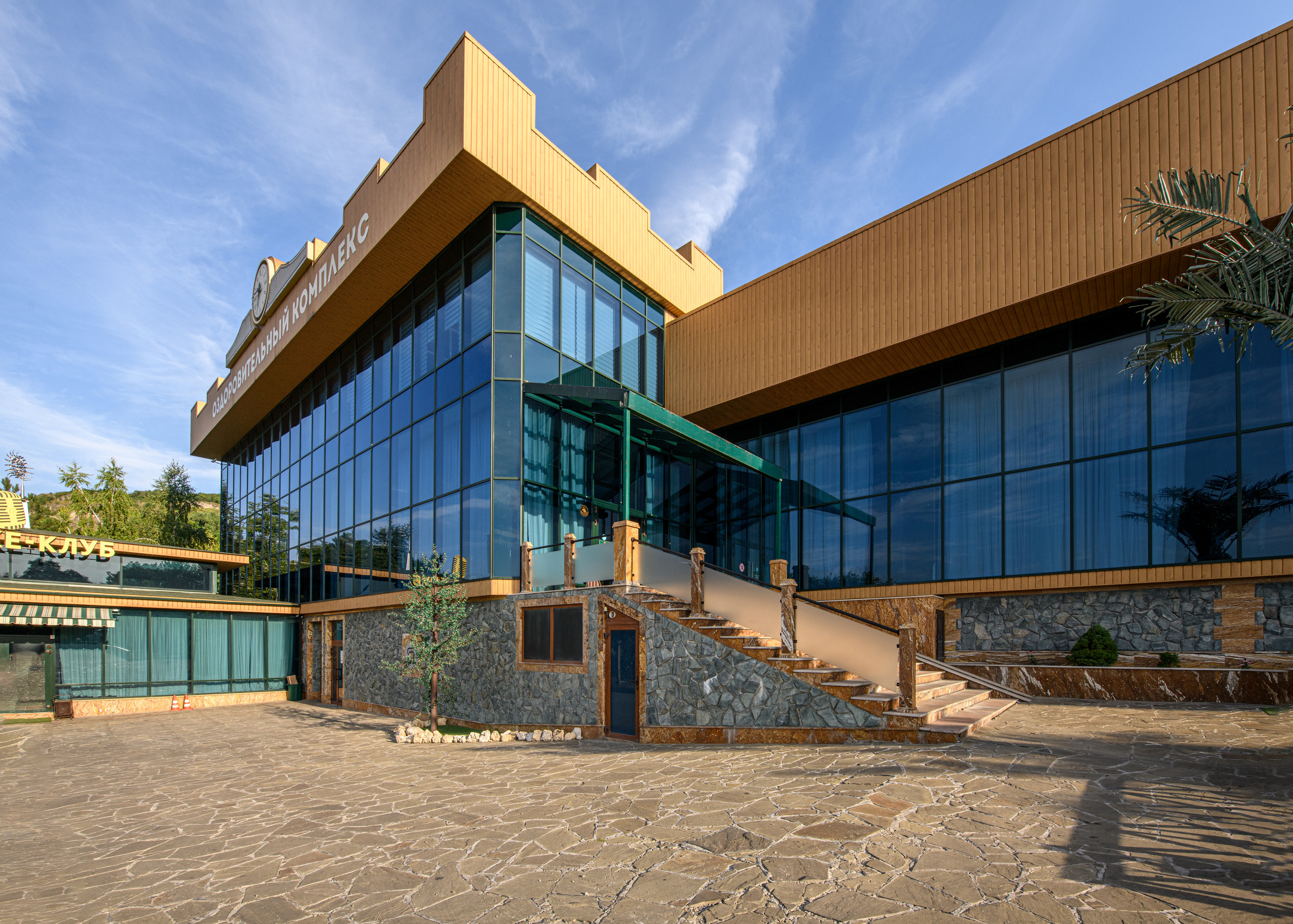 Стеклянные фасады зданий. Профессиональная фотосъемка. Ростов-на-Дону