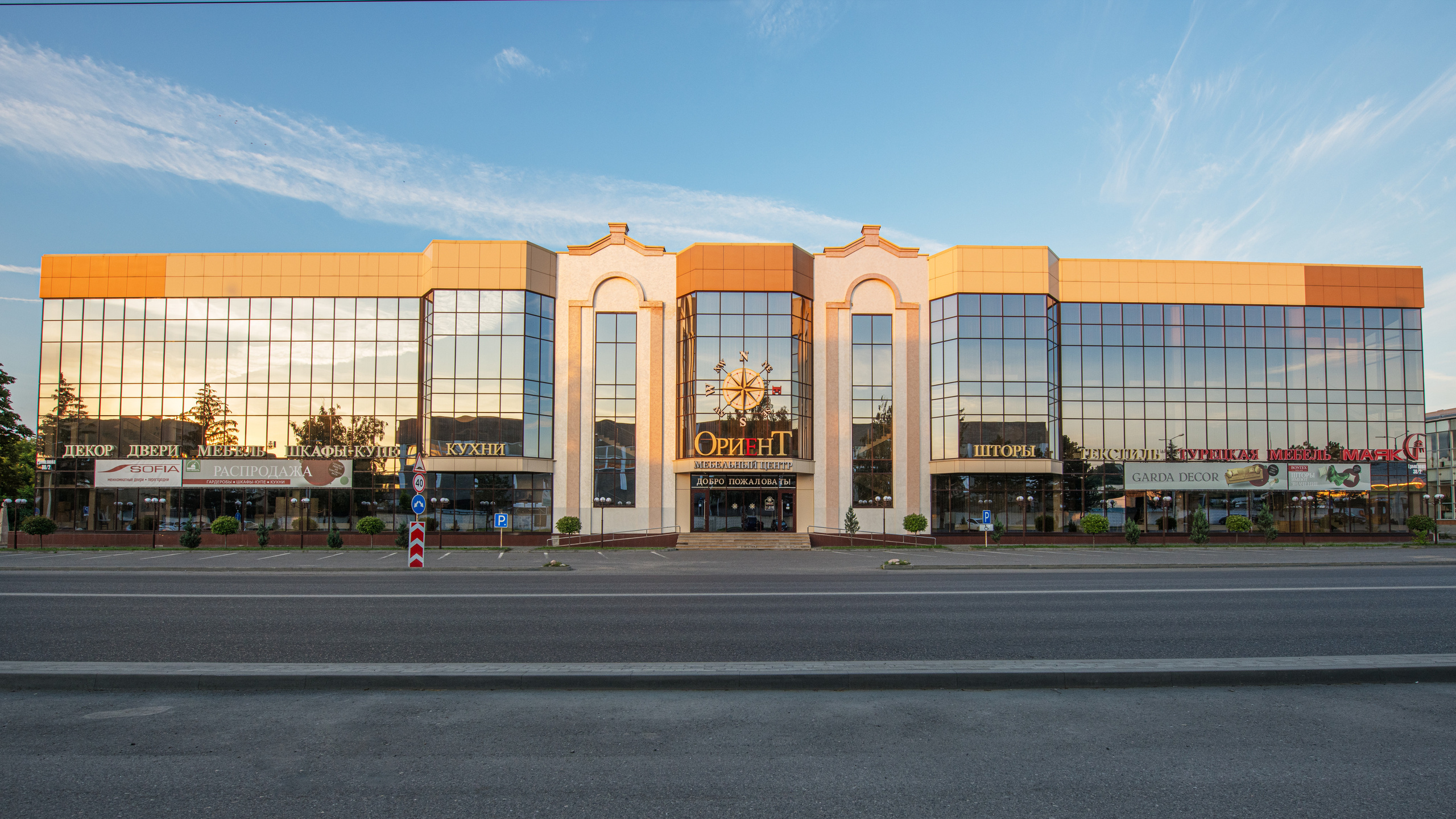 Стеклянные фасады зданий. Профессиональная фотосъемка. Ростов-на-Дону
