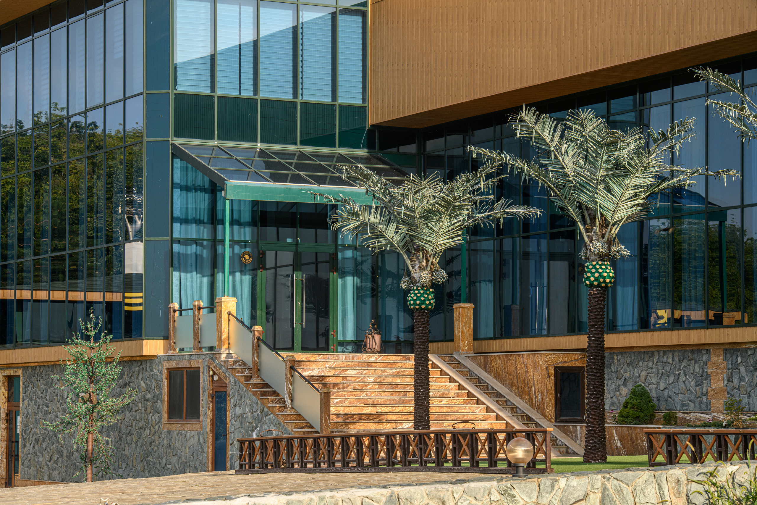 Стеклянные фасады зданий. Профессиональная фотосъемка. Ростов-на-Дону